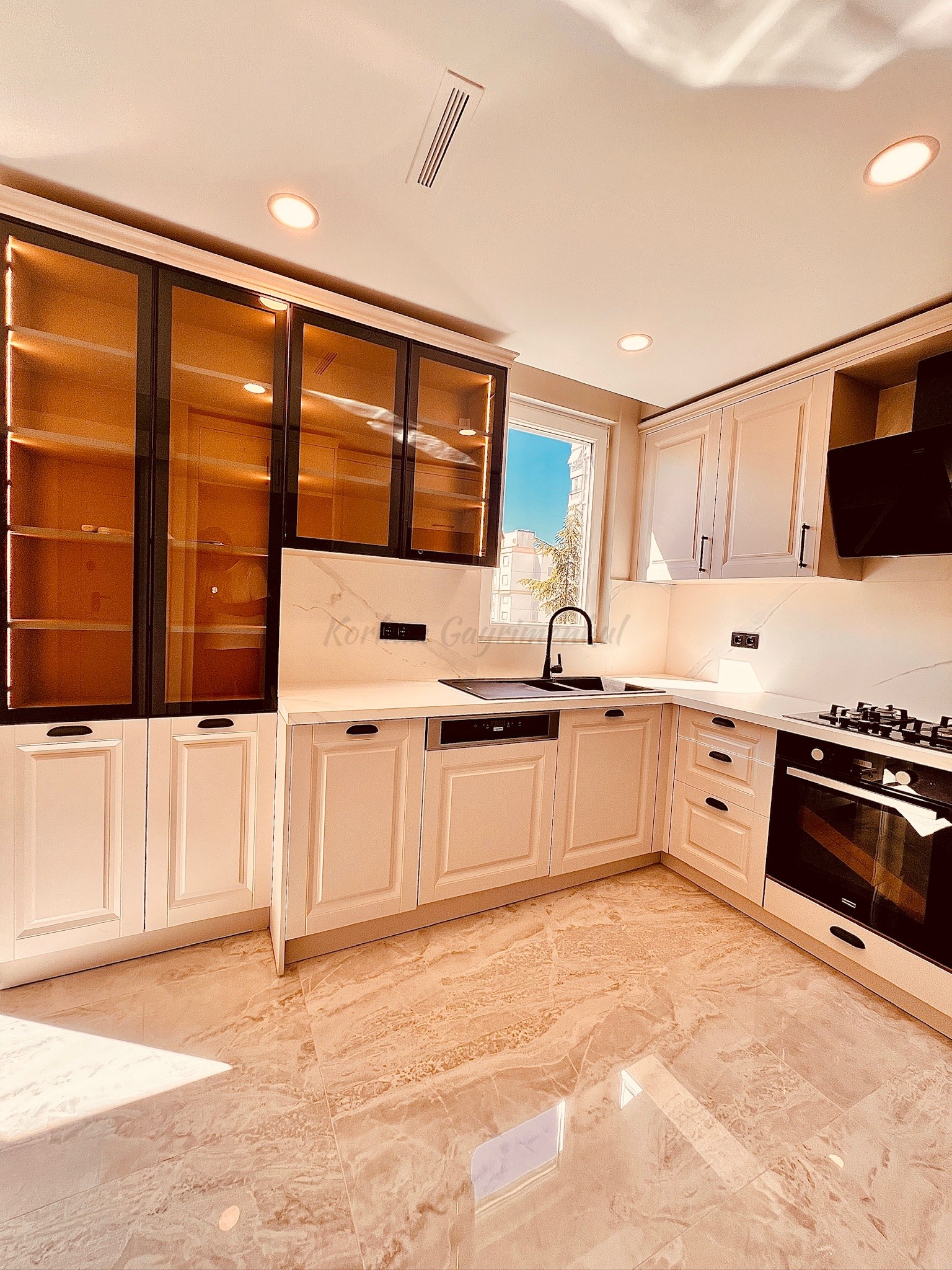 ERENKÖYDE BAĞDATA ÇOK YAKIN SİTE İÇERİSİNDE 150M2 3+1