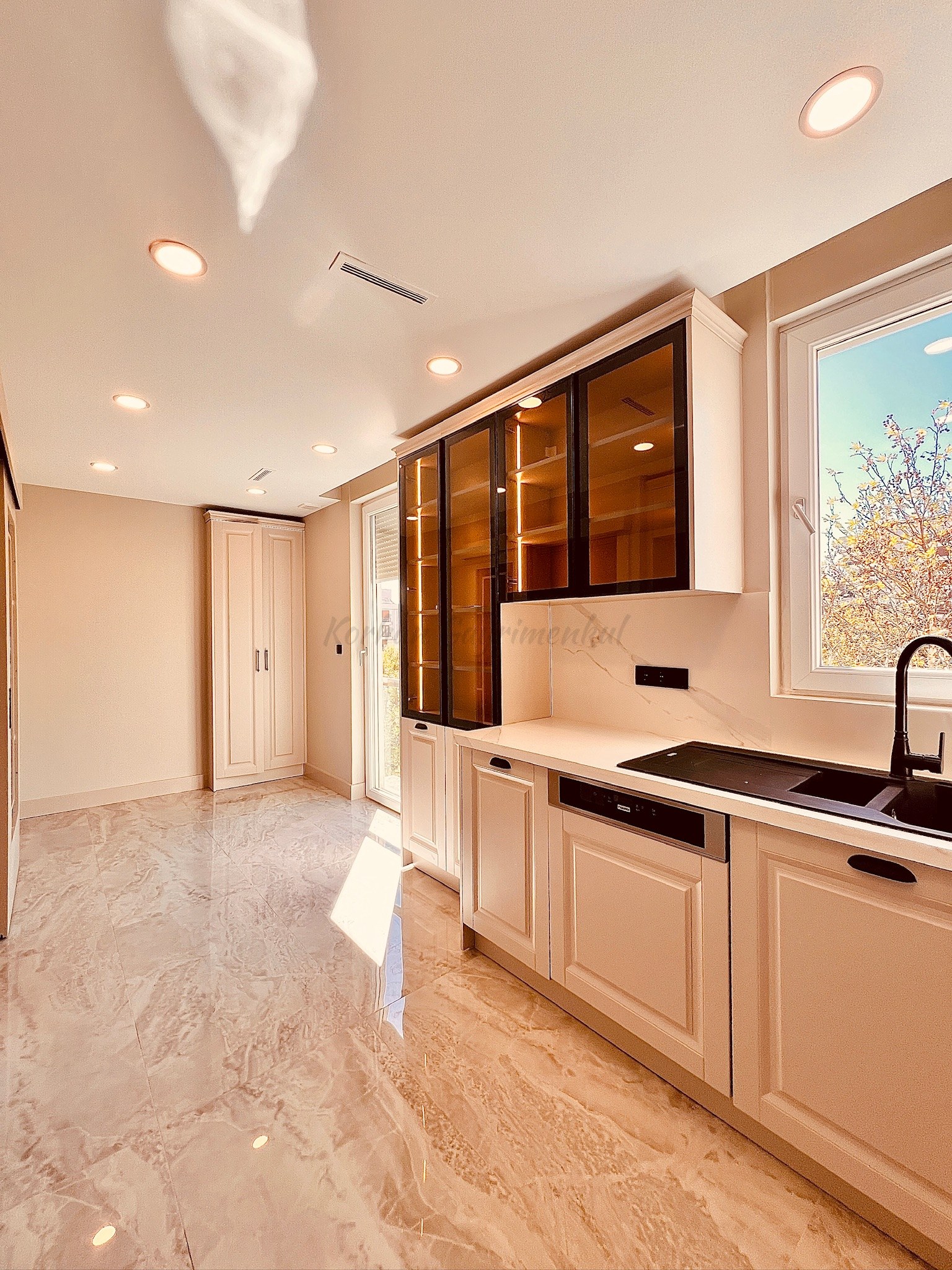 ERENKÖYDE BAĞDATA ÇOK YAKIN SİTE İÇERİSİNDE 150M2 3+1