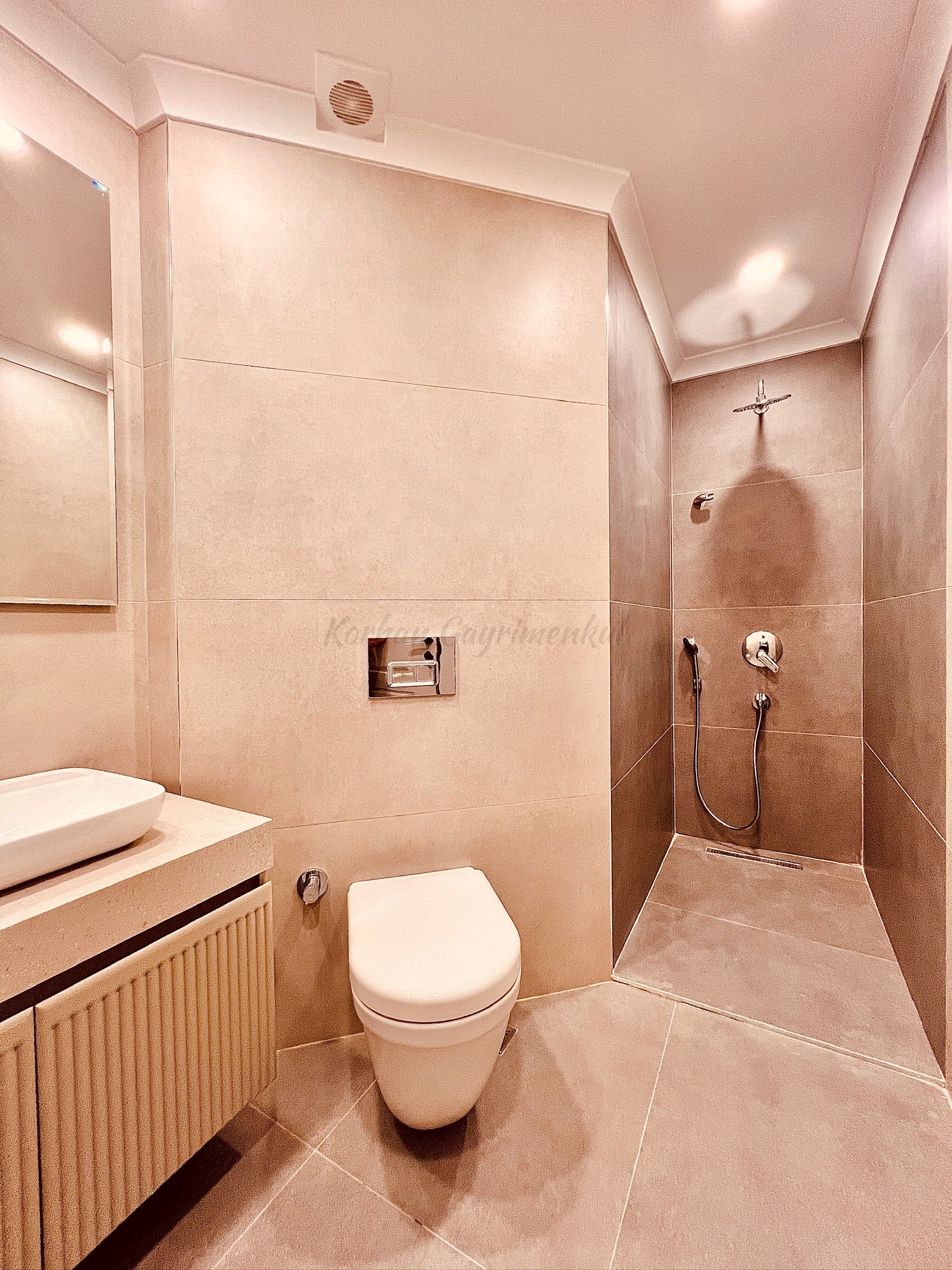 ERENKÖYDE BAĞDATA ÇOK YAKIN SİTE İÇERİSİNDE 150M2 3+1