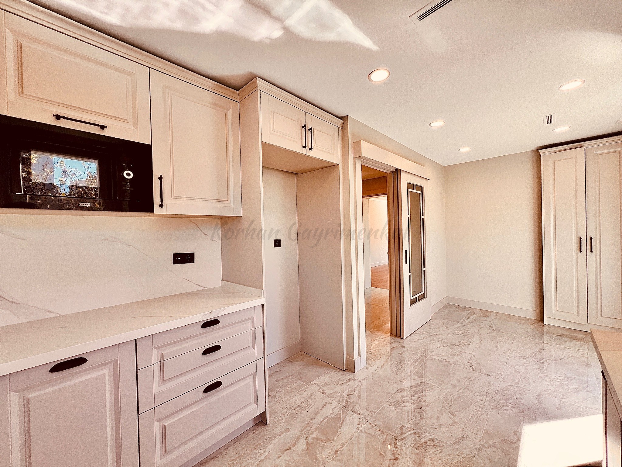 ERENKÖYDE BAĞDATA ÇOK YAKIN SİTE İÇERİSİNDE 150M2 3+1