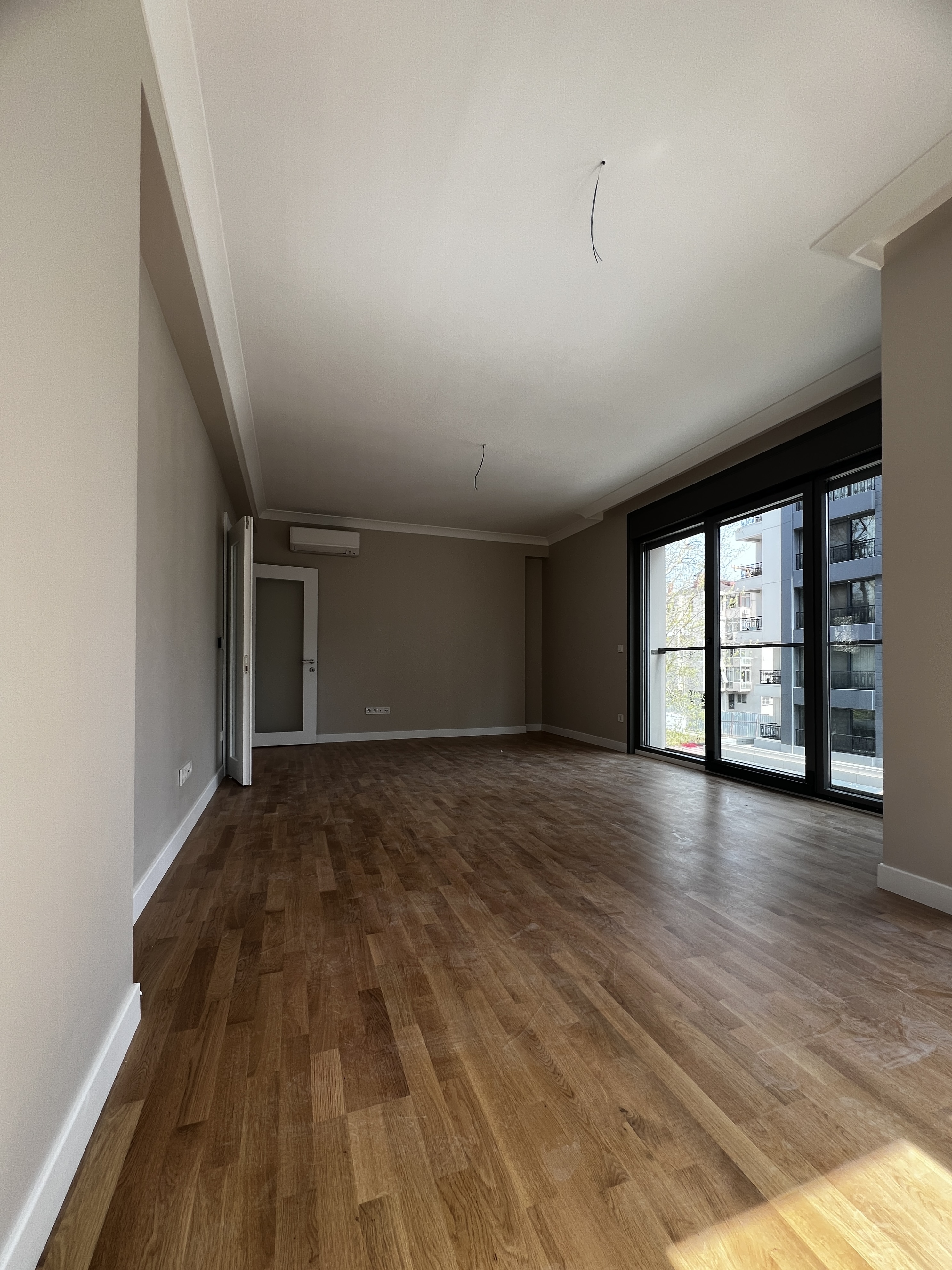 CADDEBOSTAN SAHİLDE İŞ YERİNE KONUTA 125M2 3+1 BALKONLU SIFIR