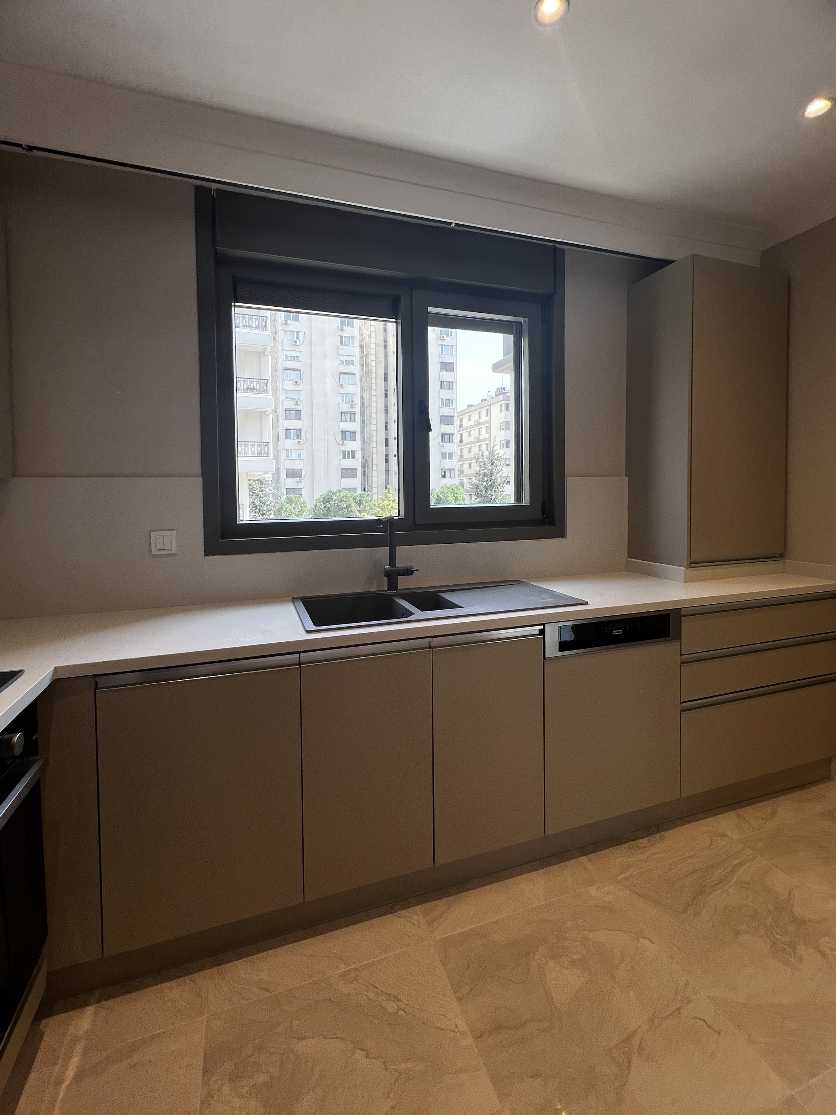 CADDEBOSTAN SAHİLDE İŞ YERİNE KONUTA 125M2 3+1 BALKONLU SIFIR
