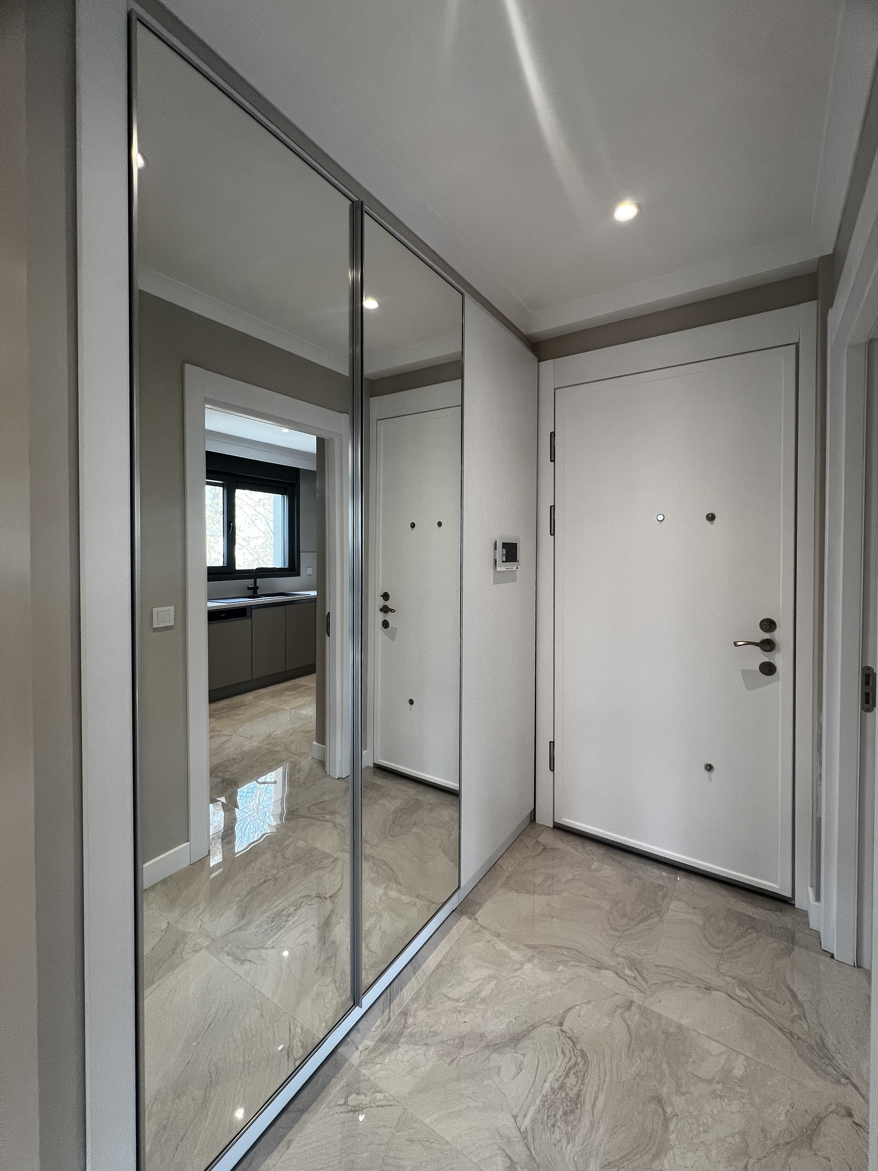 CADDEBOSTAN SAHİLDE İŞ YERİNE KONUTA 125M2 3+1 BALKONLU SIFIR