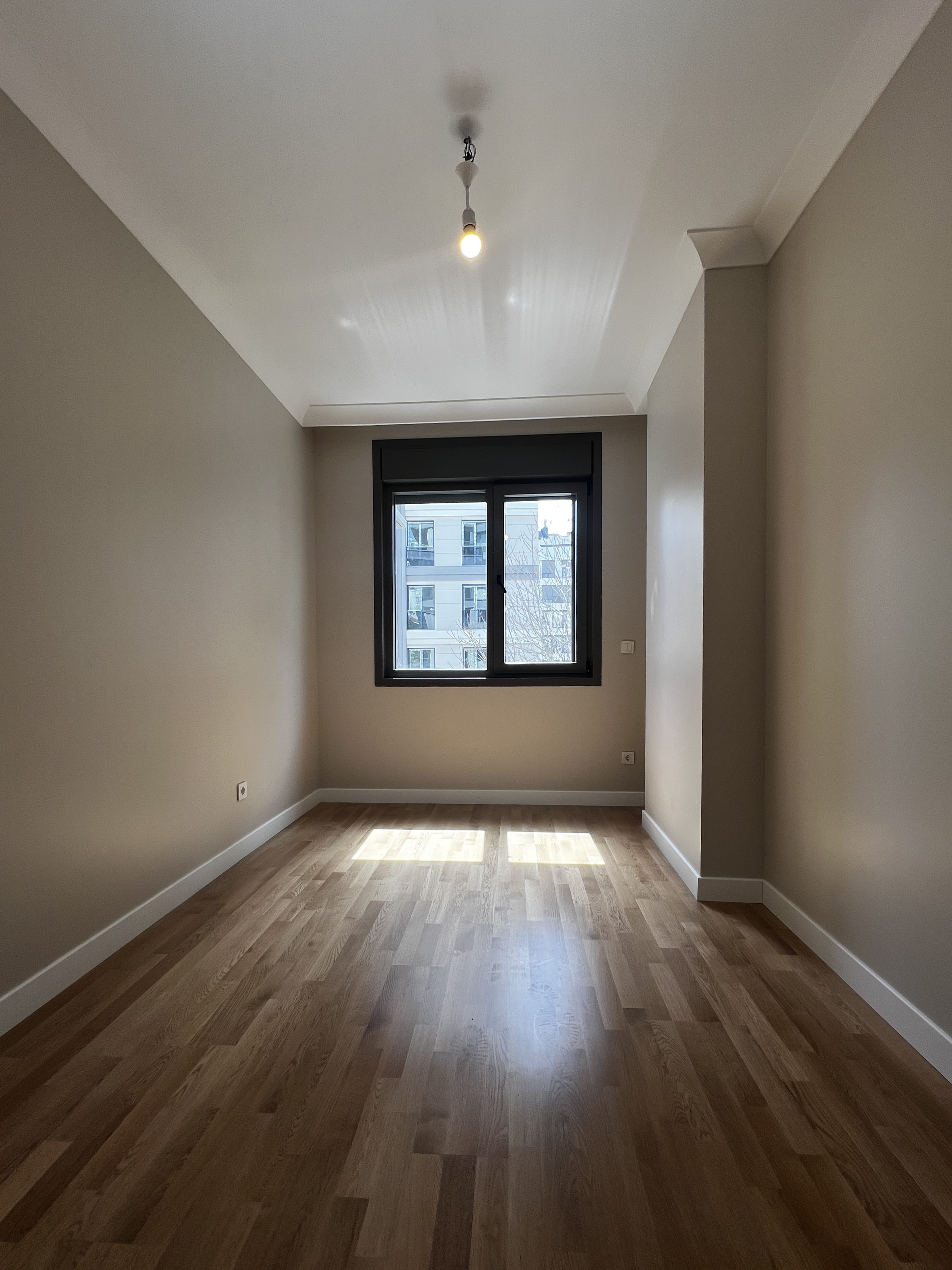 CADDEBOSTAN SAHİLDE İŞ YERİNE KONUTA 125M2 3+1 BALKONLU SIFIR
