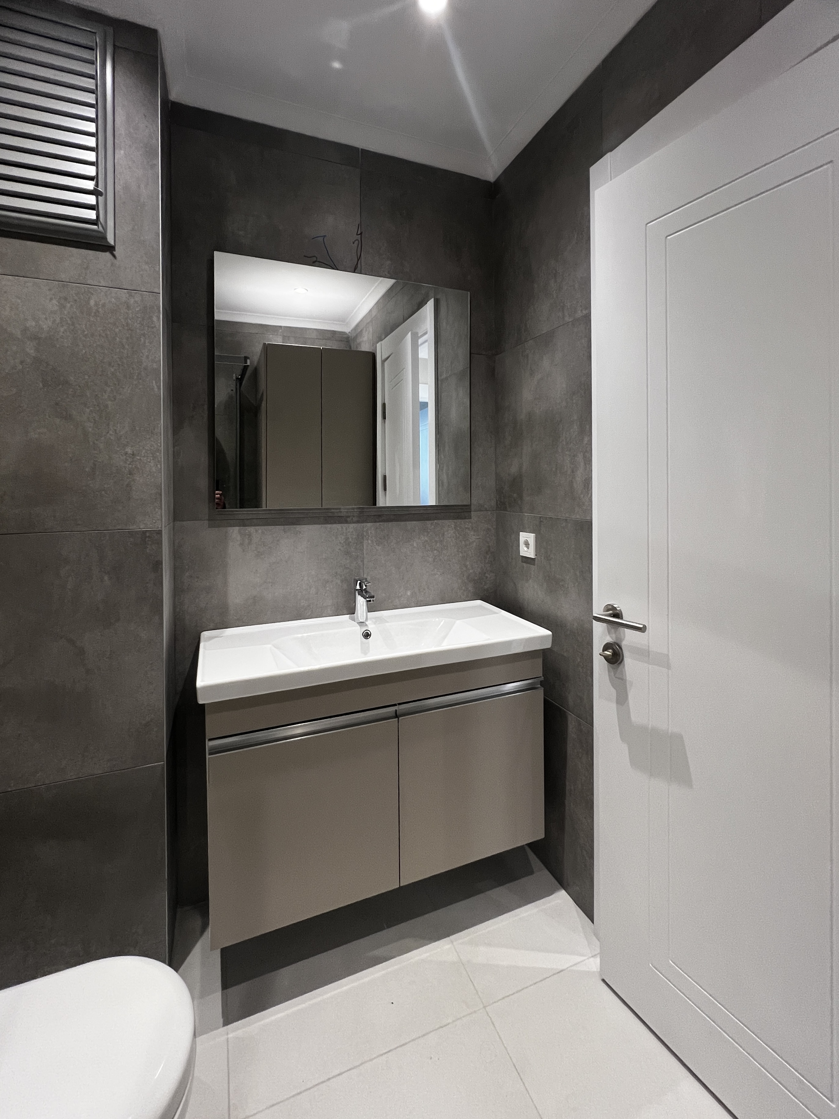 CADDEBOSTAN SAHİLDE İŞ YERİNE KONUTA 125M2 3+1 BALKONLU SIFIR