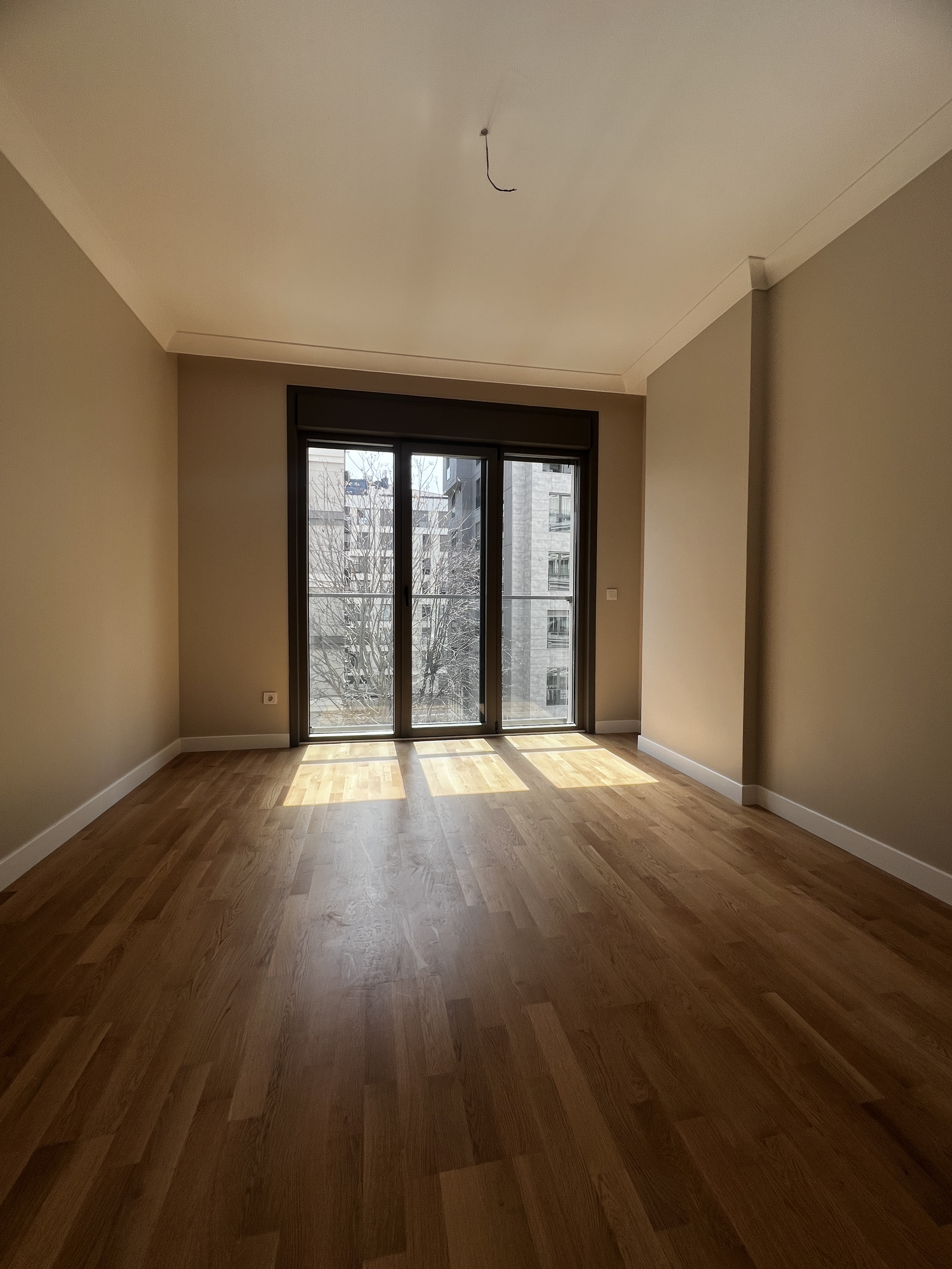 CADDEBOSTAN SAHİLDE İŞ YERİNE KONUTA 125M2 3+1 BALKONLU SIFIR