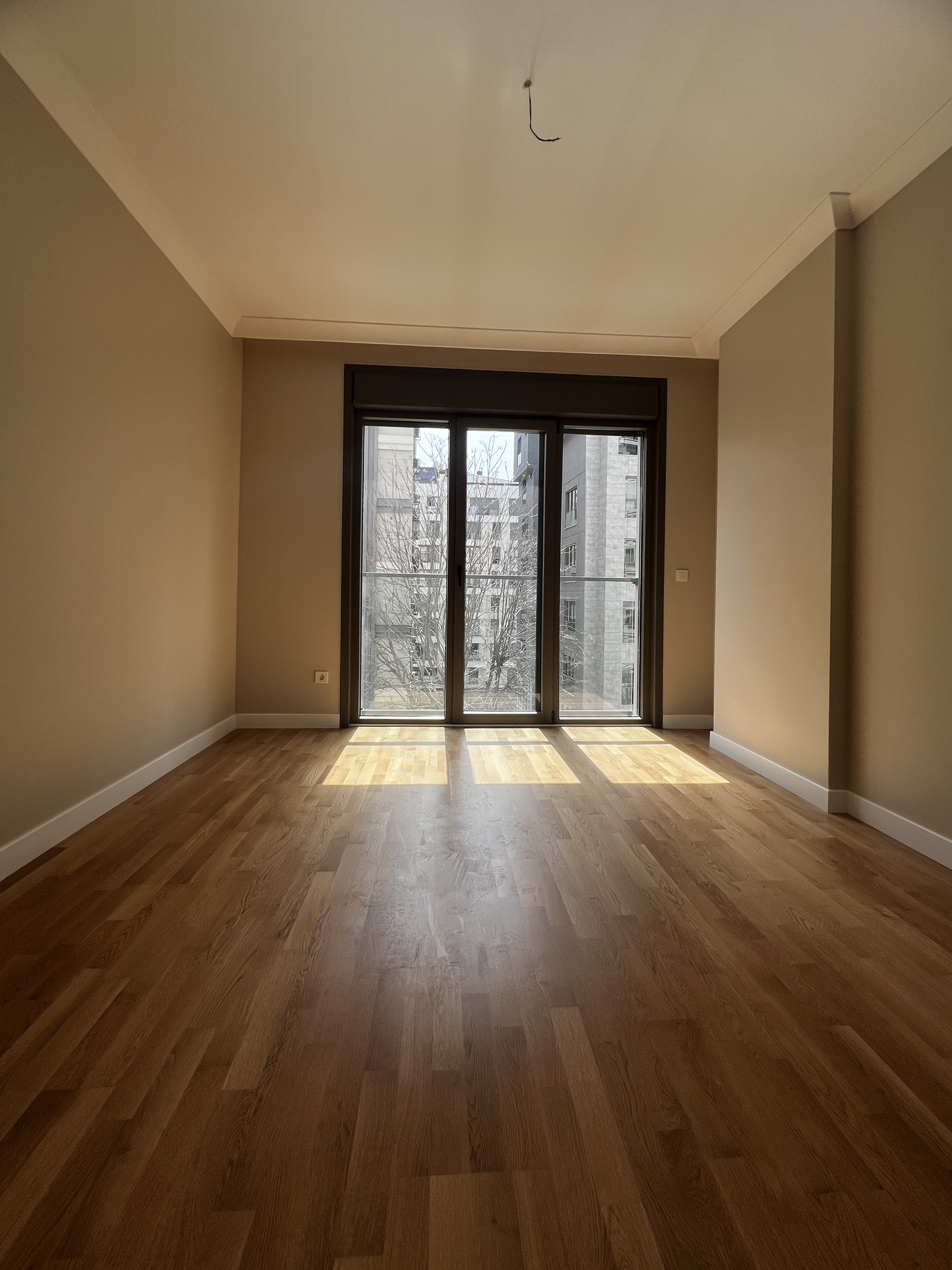 CADDEBOSTAN SAHİLDE İŞ YERİNE KONUTA 125M2 3+1 BALKONLU SIFIR