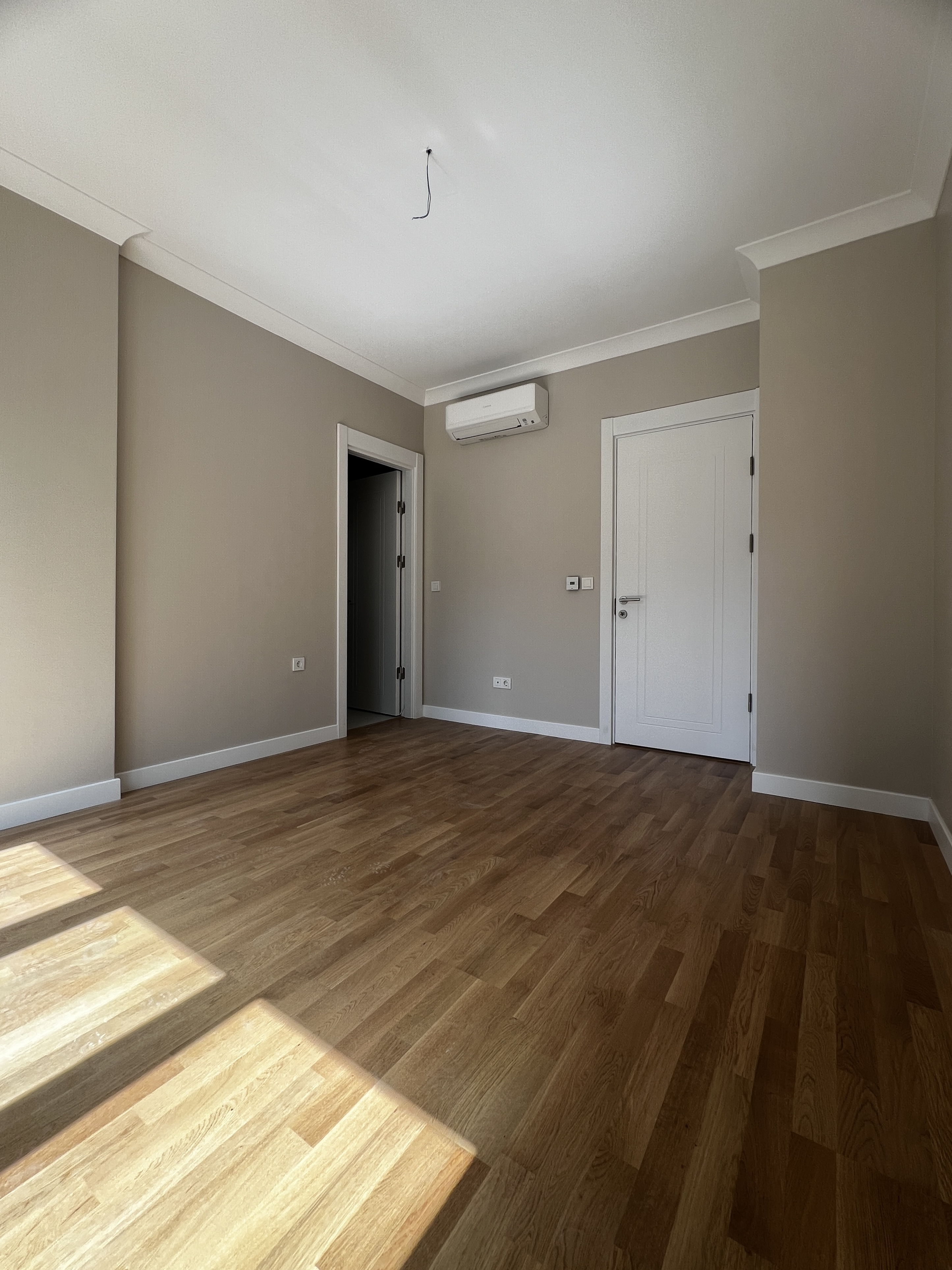 CADDEBOSTAN SAHİLDE İŞ YERİNE KONUTA 125M2 3+1 BALKONLU SIFIR