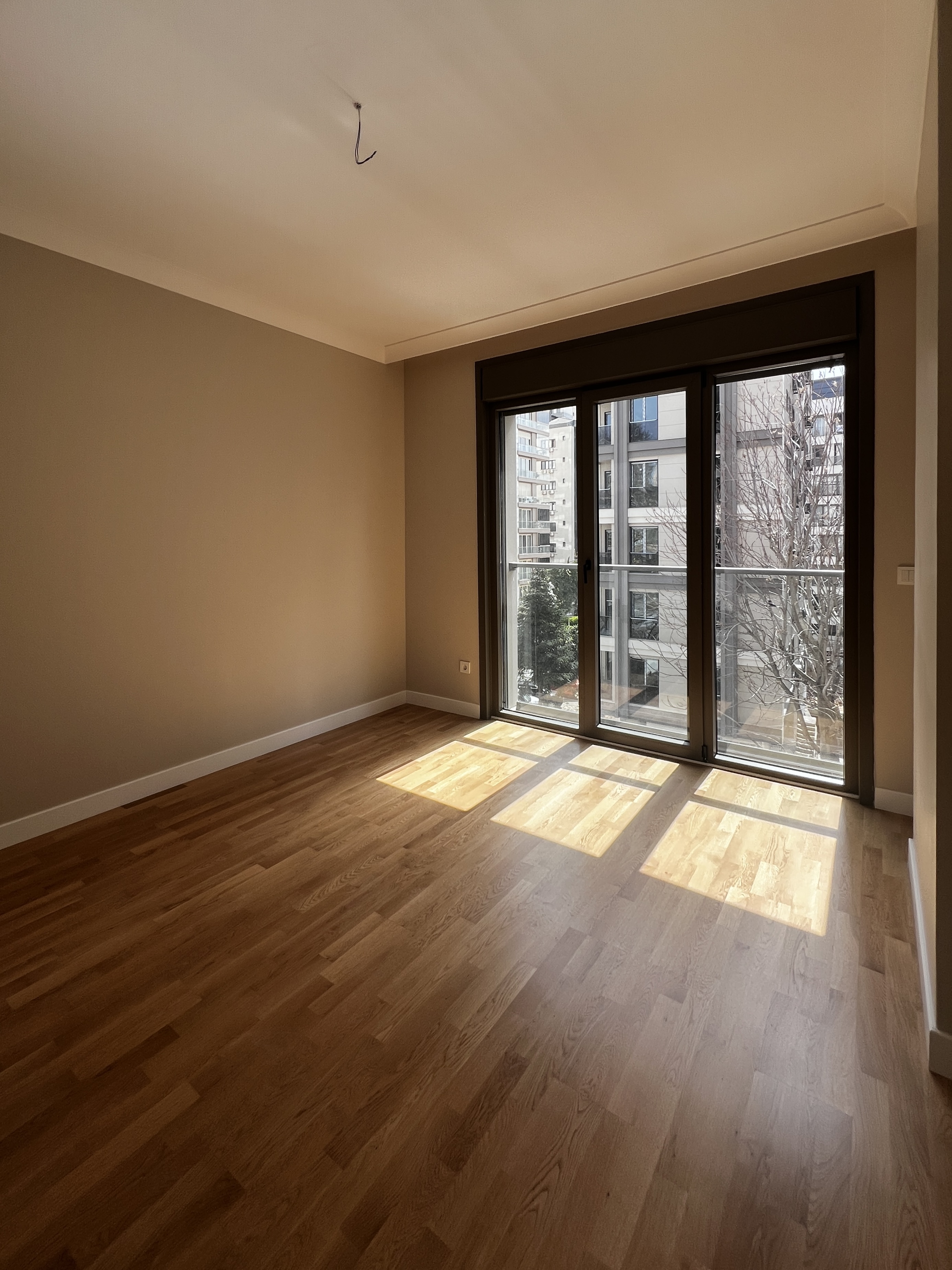CADDEBOSTAN SAHİLDE İŞ YERİNE KONUTA 125M2 3+1 BALKONLU SIFIR
