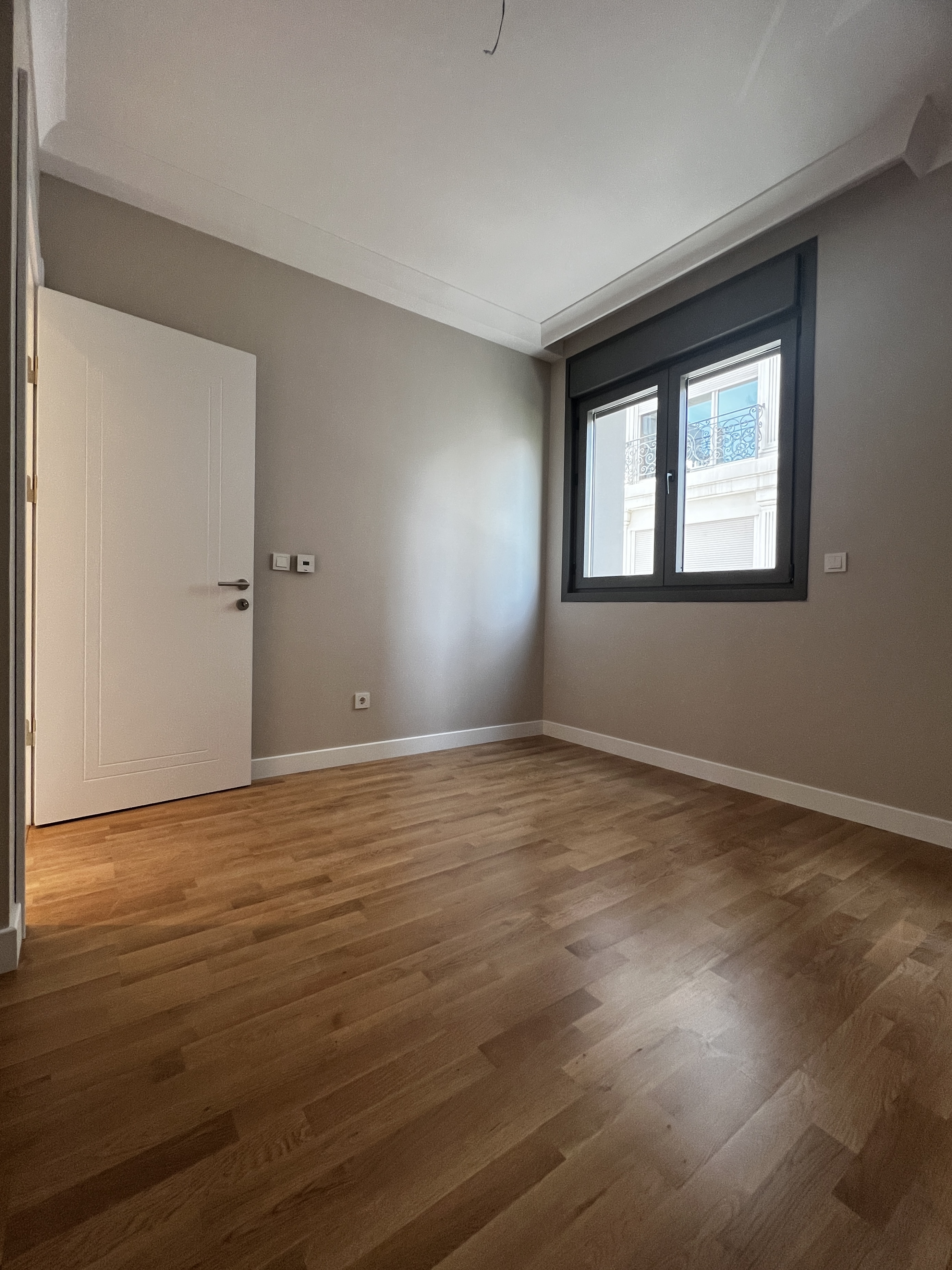 CADDEBOSTAN SAHİLDE İŞ YERİNE KONUTA 125M2 3+1 BALKONLU SIFIR