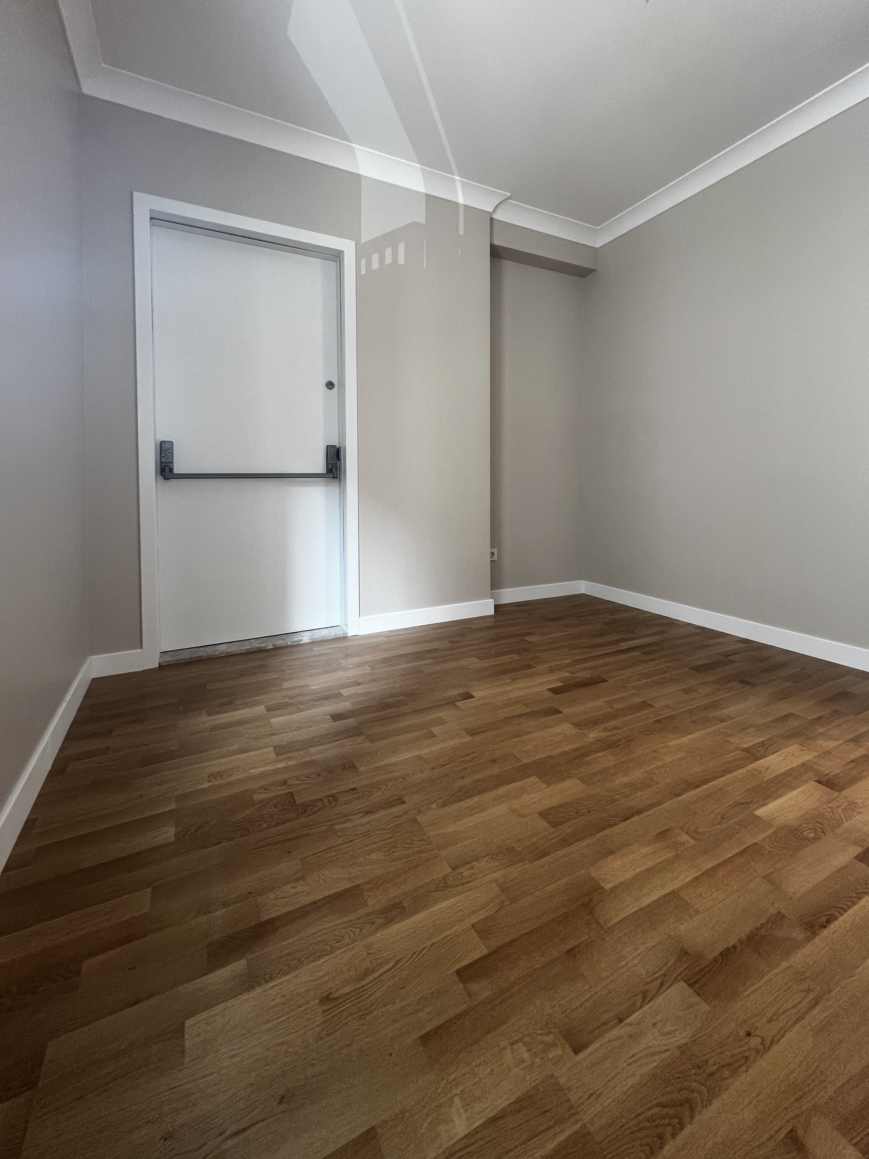 CADDEBOSTAN SAHİLDE İŞ YERİNE KONUTA 125M2 3+1 BALKONLU SIFIR