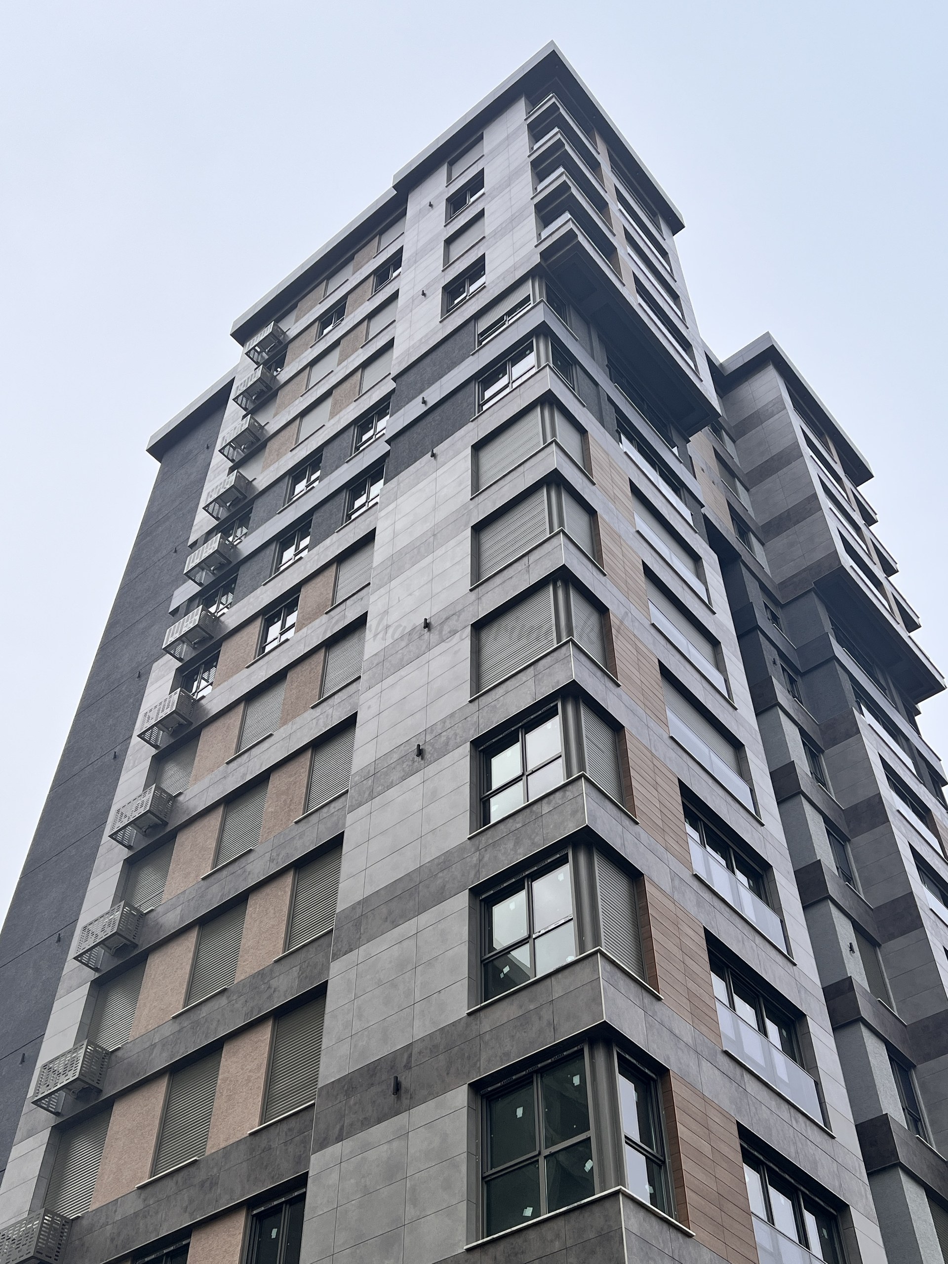 SUADİYE ÇATALÇEŞMEDE BAĞDAT'A 4. BİNA 105 NET HAVUZLU 3+1