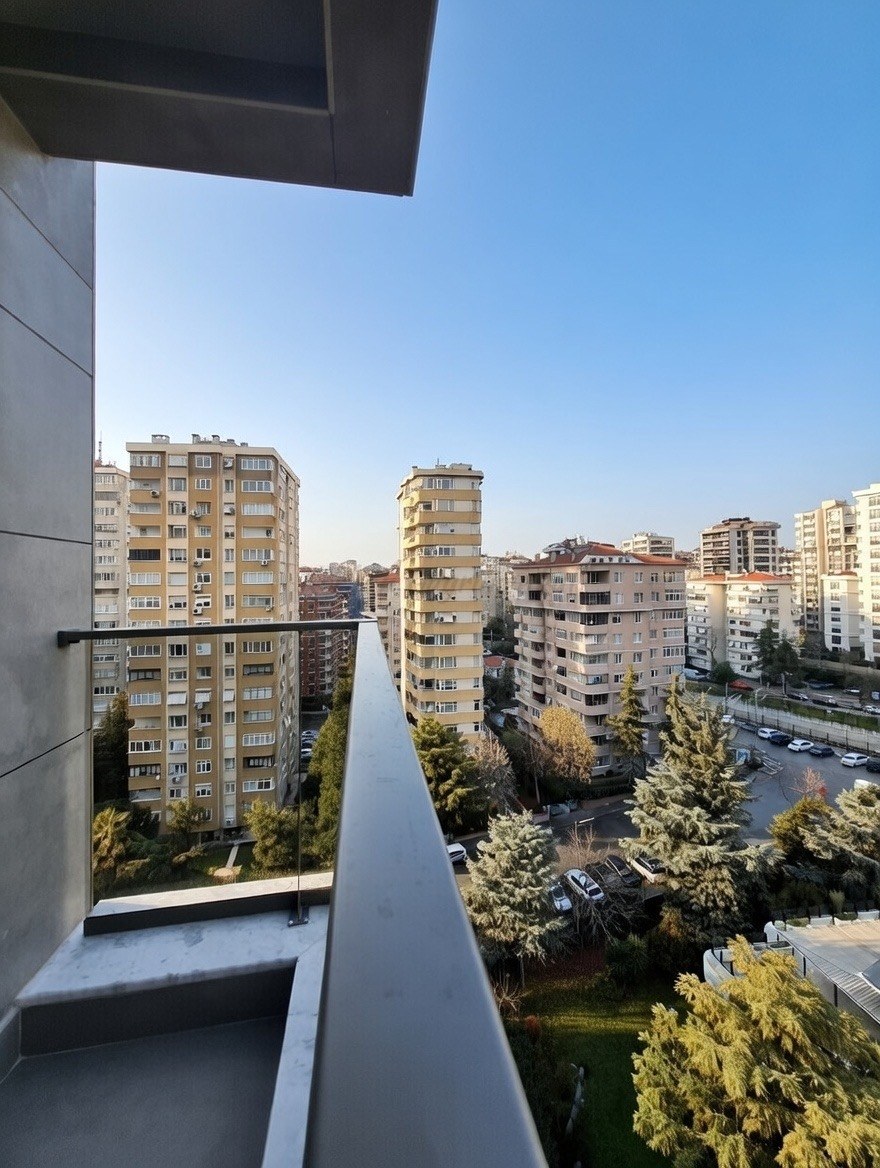 SUADİYE ÇATALÇEŞMEDE BAĞDAT'A 4. BİNA 105 NET HAVUZLU 3+1