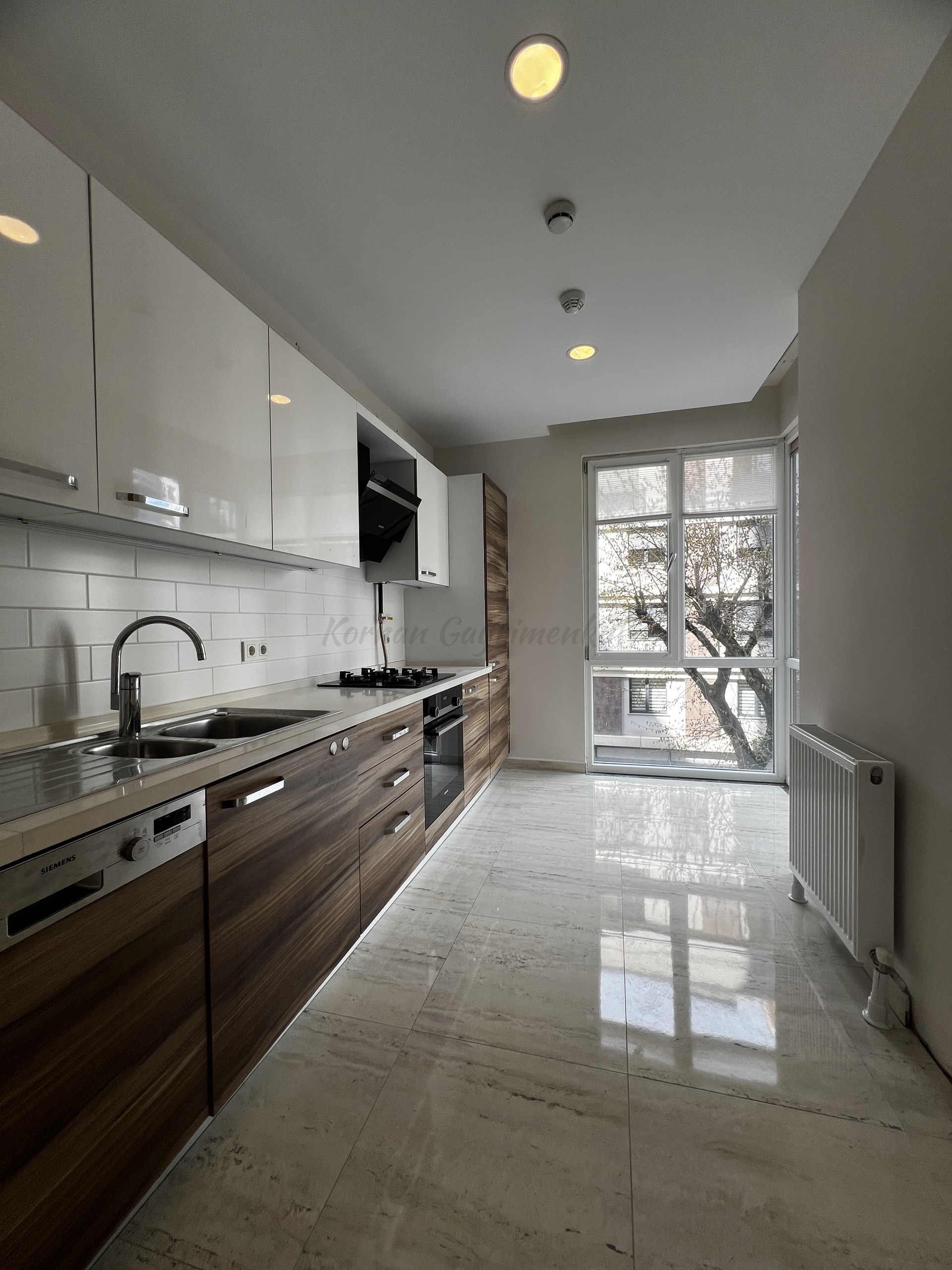 CADDEBOSTAN SAHİLDE CKM'YE KOMŞU BALKONLU 105M2 NET 3+1