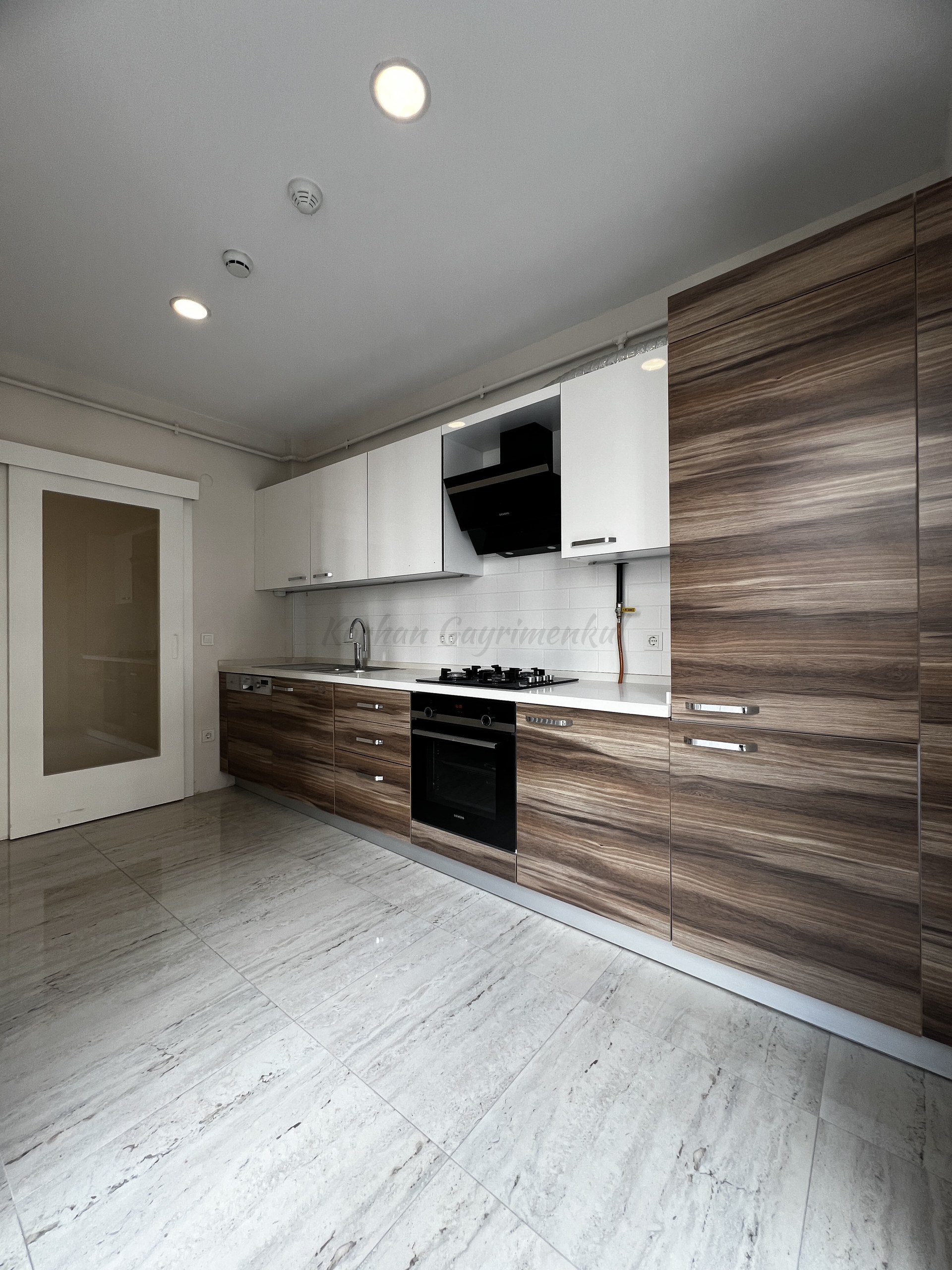 CADDEBOSTAN SAHİLDE CKM'YE KOMŞU BALKONLU 105M2 NET 3+1