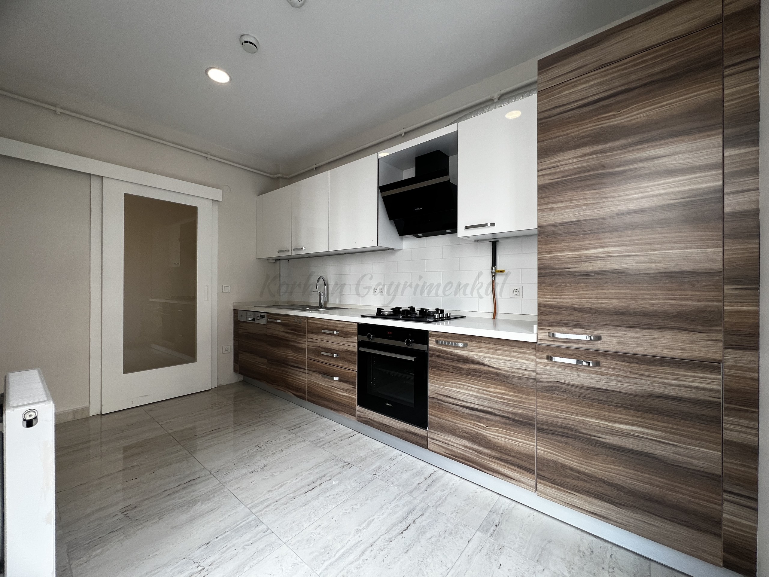 CADDEBOSTAN SAHİLDE CKM'YE KOMŞU BALKONLU 105M2 NET 3+1