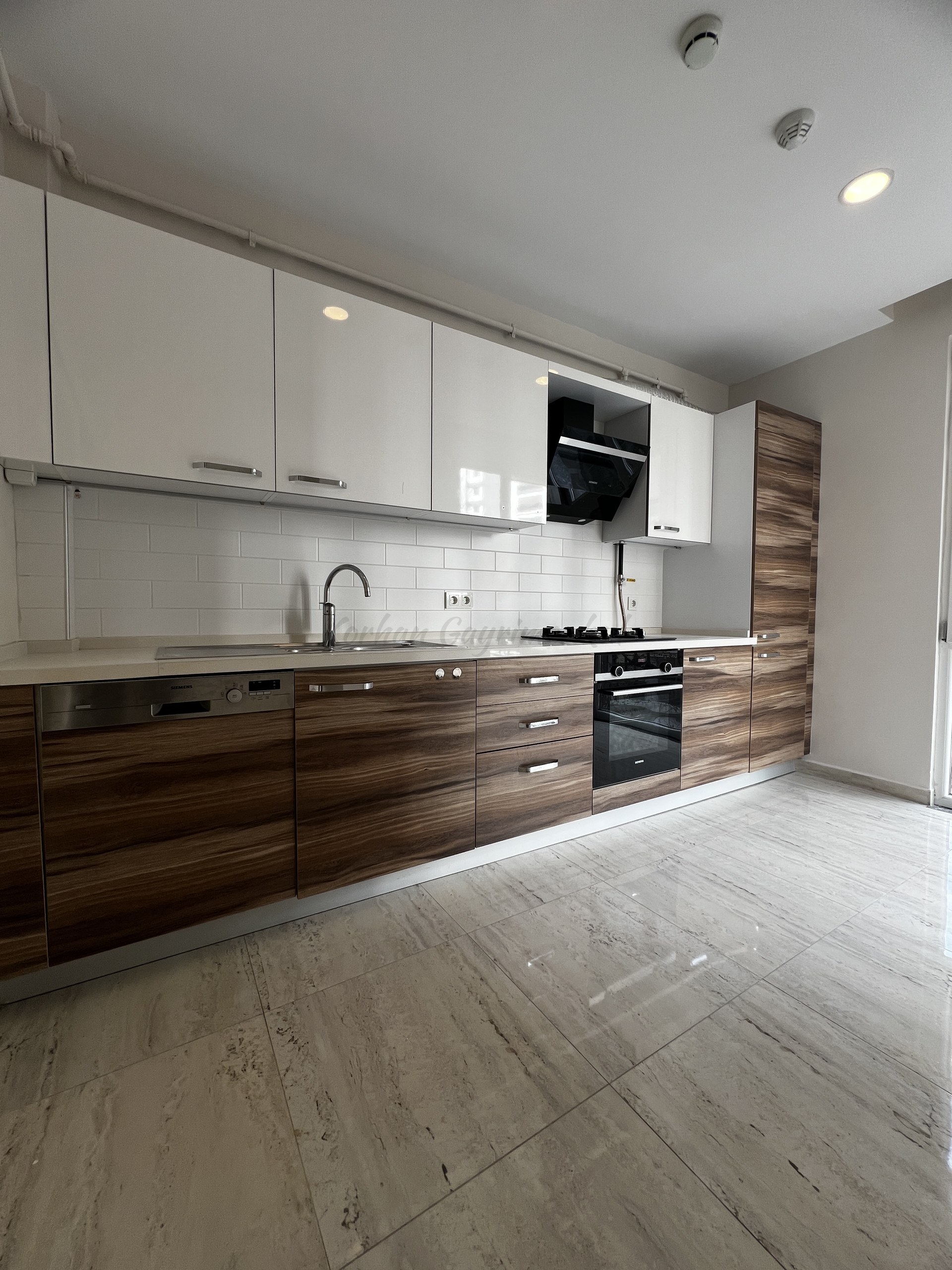 CADDEBOSTAN SAHİLDE CKM'YE KOMŞU BALKONLU 105M2 NET 3+1