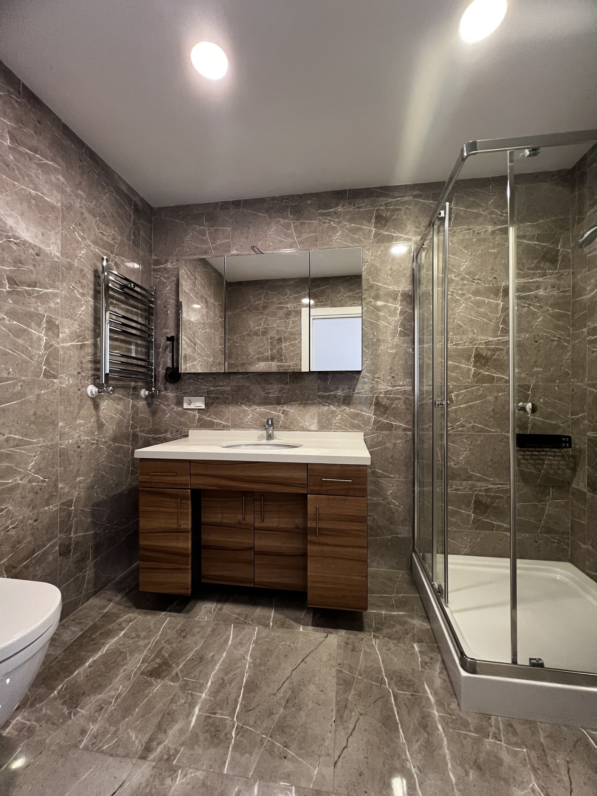 CADDEBOSTAN SAHİLDE CKM'YE KOMŞU BALKONLU 105M2 NET 3+1