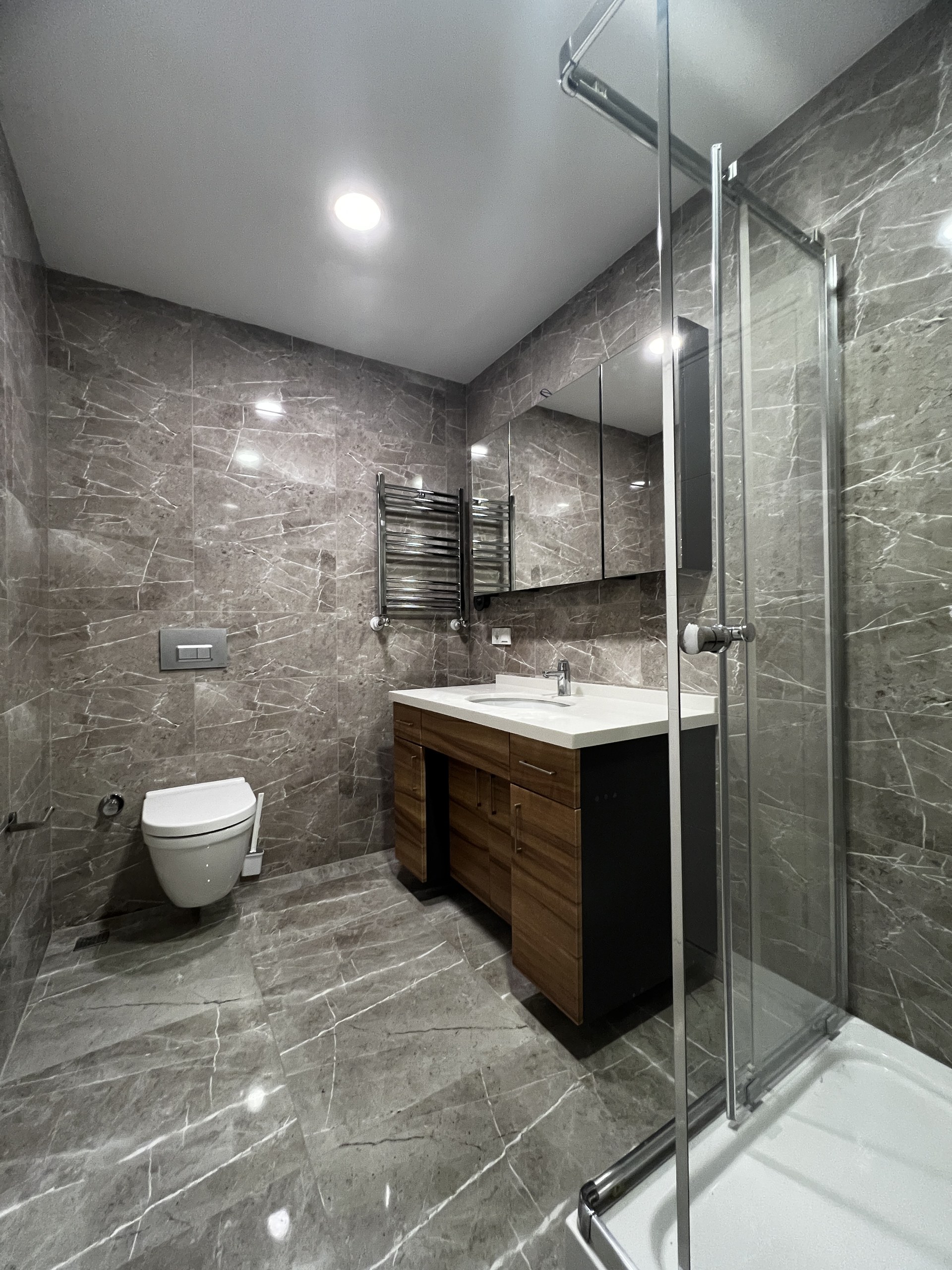 CADDEBOSTAN SAHİLDE CKM'YE KOMŞU BALKONLU 105M2 NET 3+1