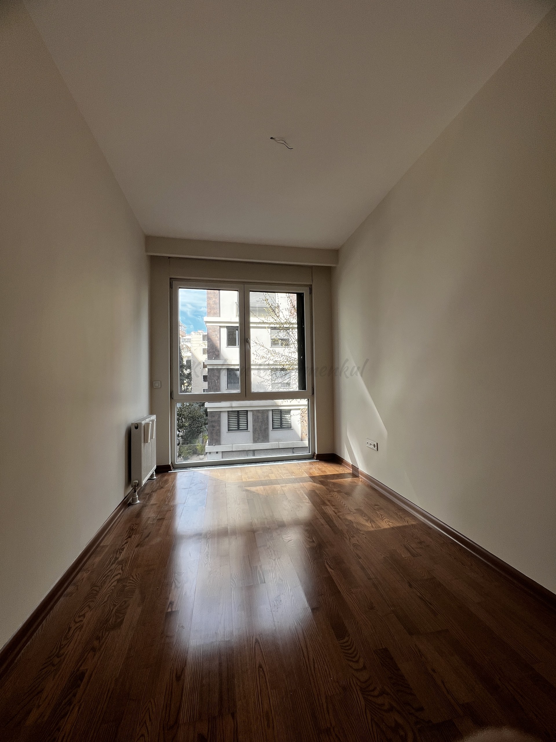 CADDEBOSTAN SAHİLDE CKM'YE KOMŞU BALKONLU 105M2 NET 3+1