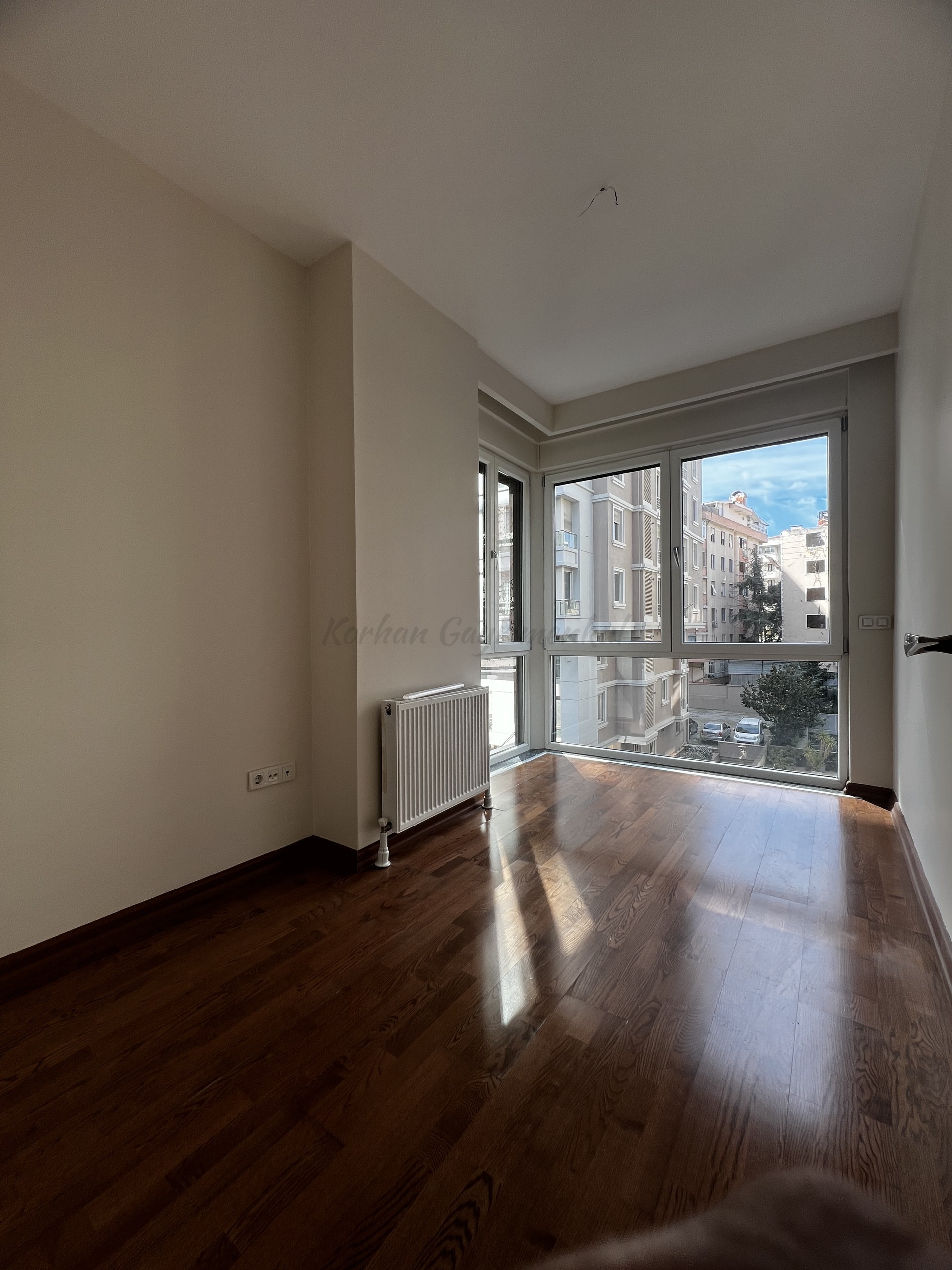 CADDEBOSTAN SAHİLDE CKM'YE KOMŞU BALKONLU 105M2 NET 3+1