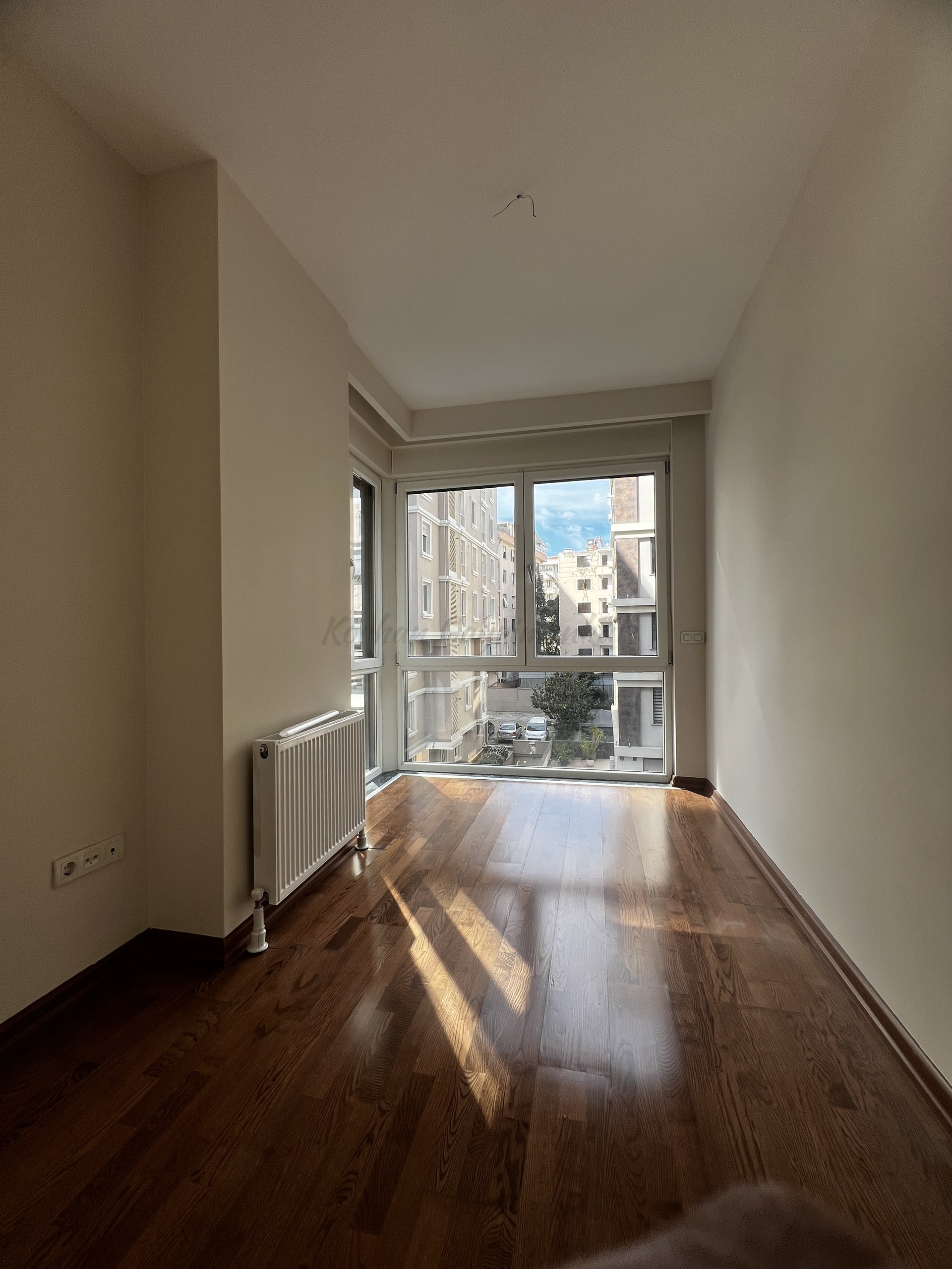 CADDEBOSTAN SAHİLDE CKM'YE KOMŞU BALKONLU 105M2 NET 3+1