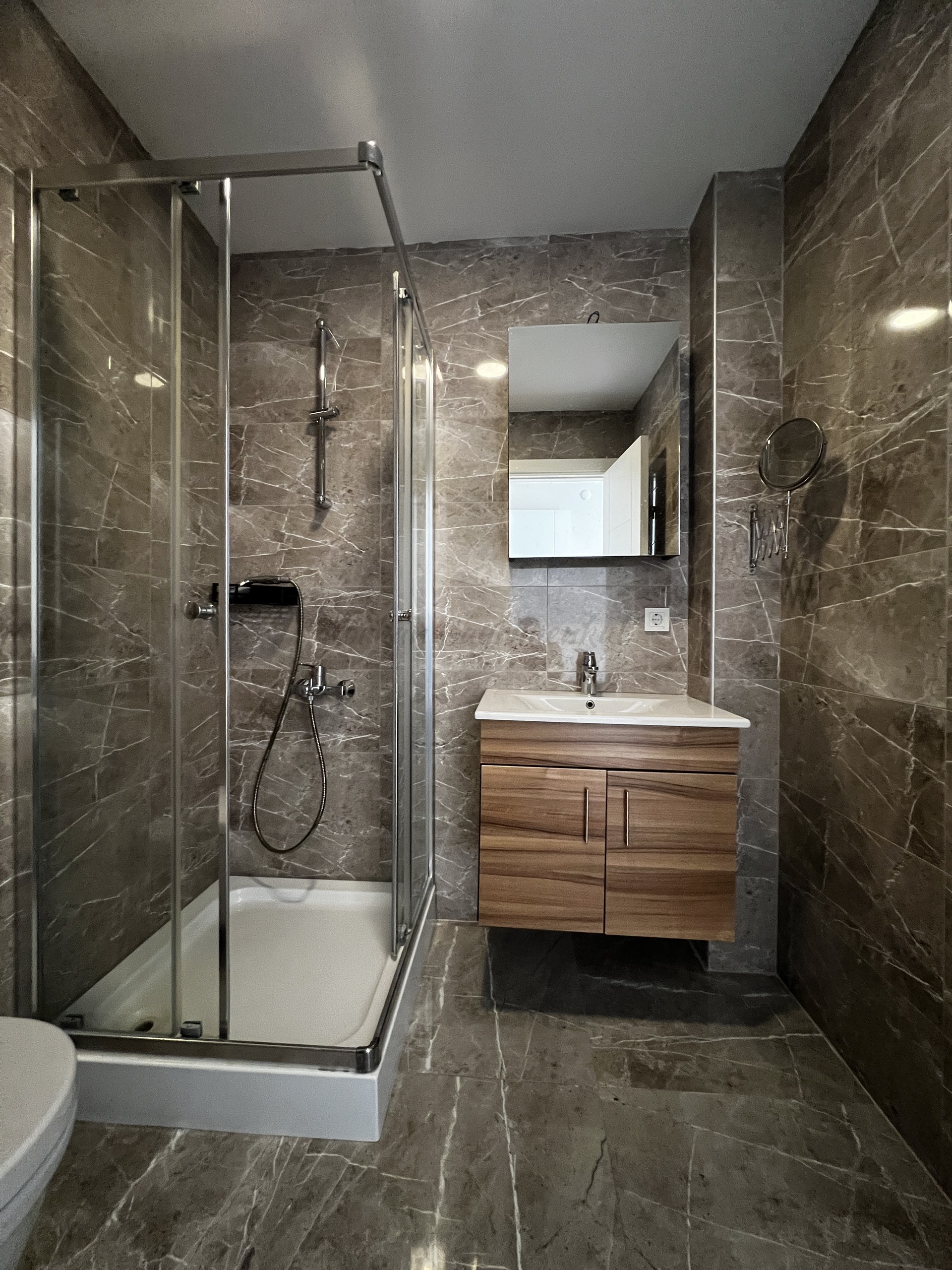 CADDEBOSTAN SAHİLDE CKM'YE KOMŞU BALKONLU 105M2 NET 3+1