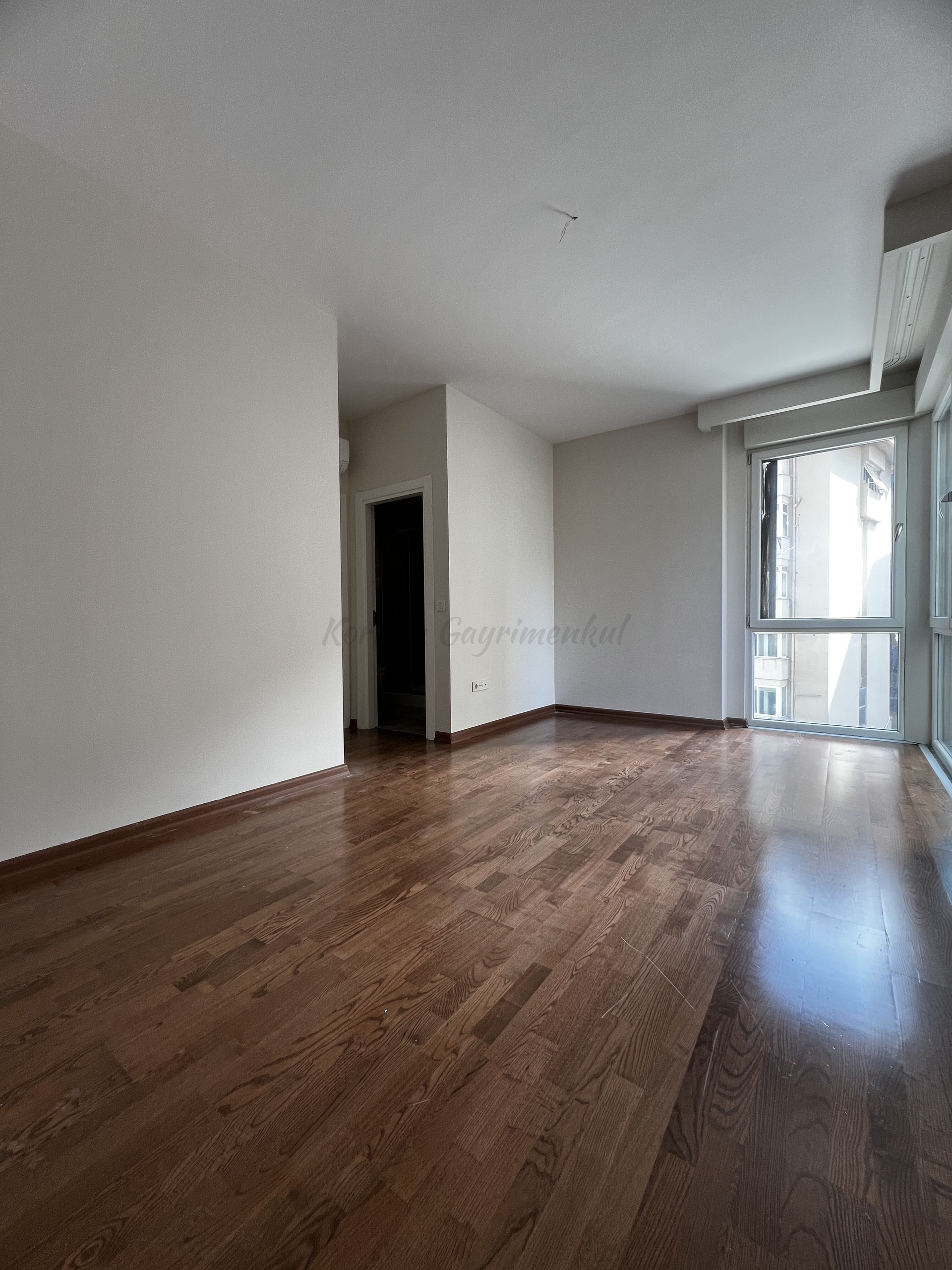 CADDEBOSTAN SAHİLDE CKM'YE KOMŞU BALKONLU 105M2 NET 3+1