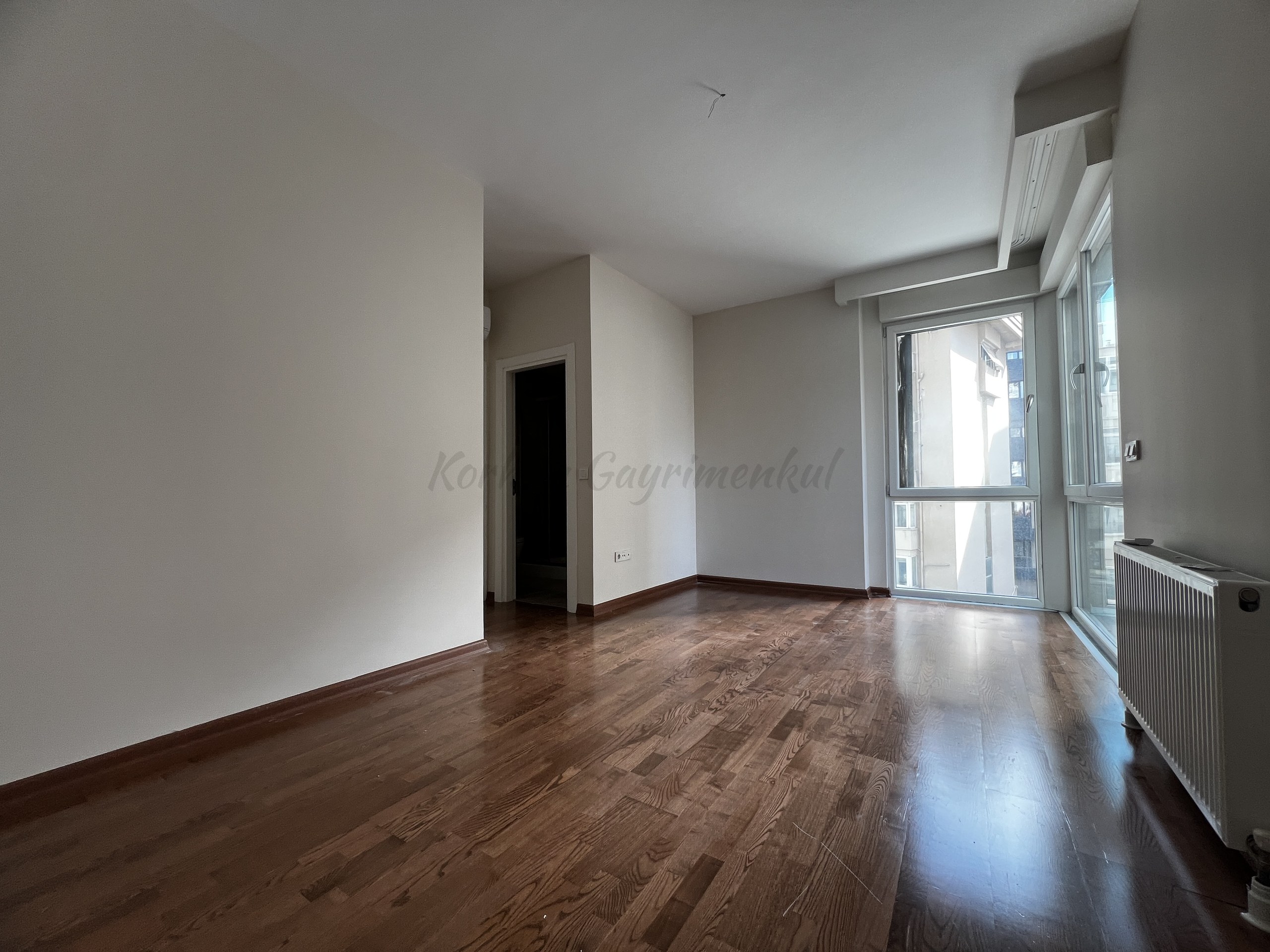 CADDEBOSTAN SAHİLDE CKM'YE KOMŞU BALKONLU 105M2 NET 3+1