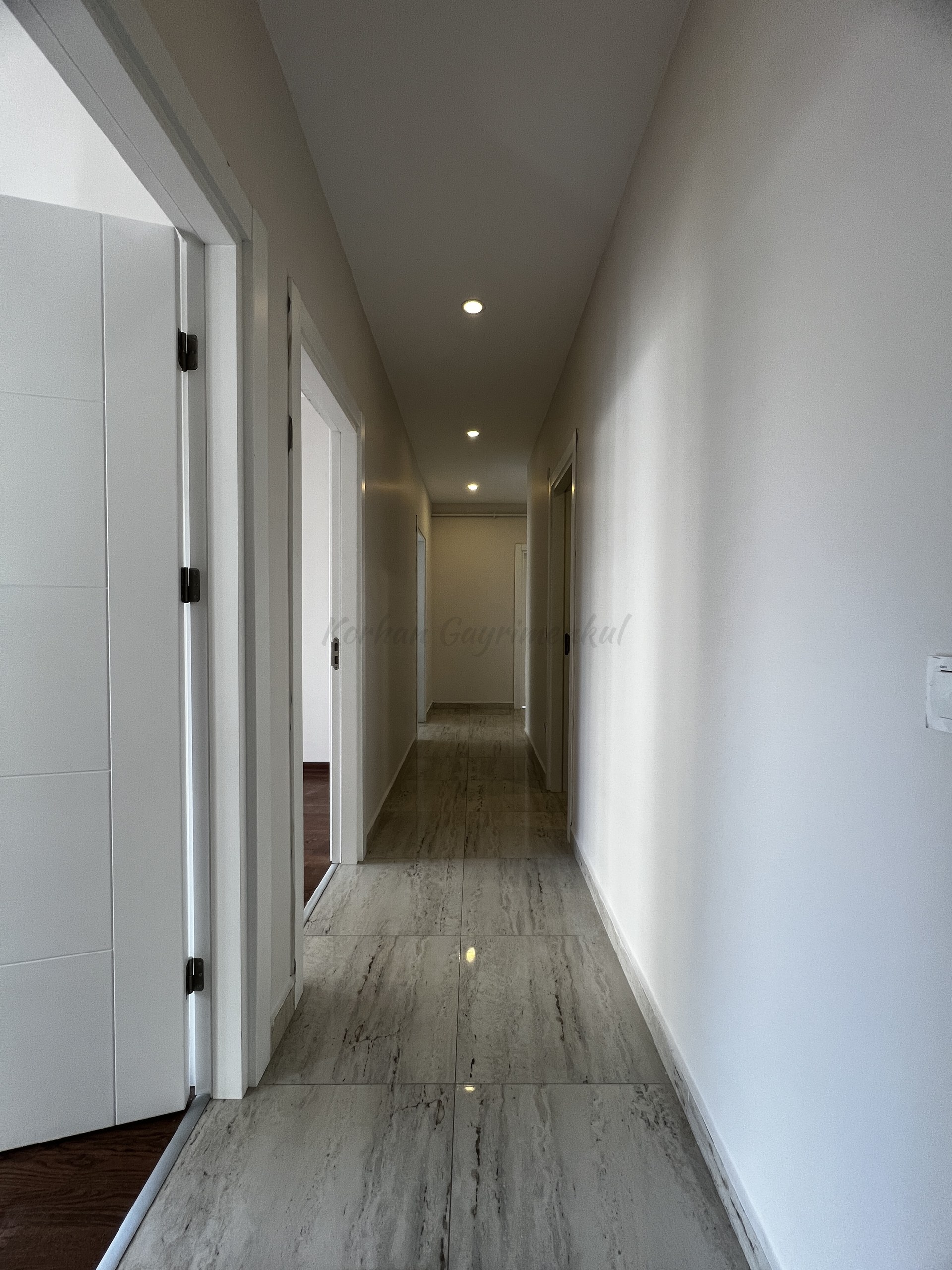 CADDEBOSTAN SAHİLDE CKM'YE KOMŞU BALKONLU 105M2 NET 3+1