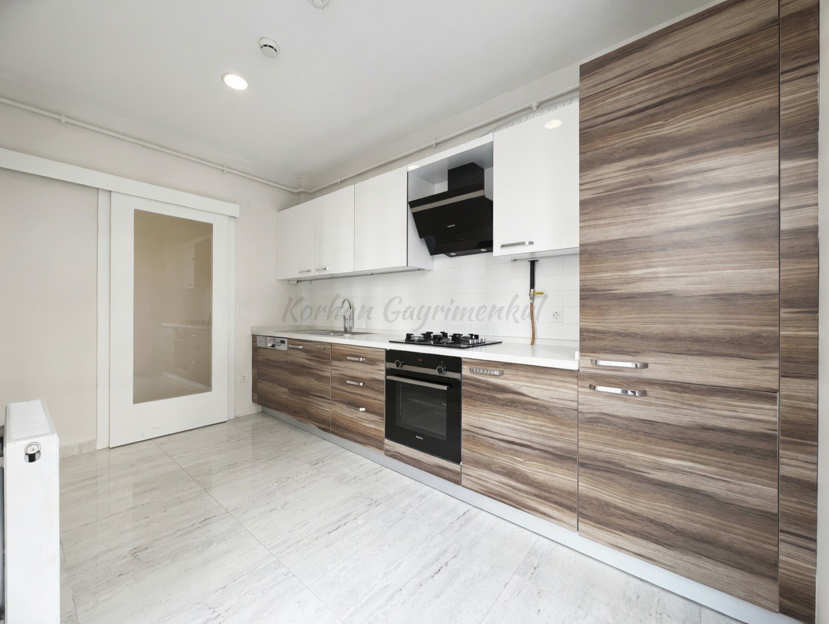 CADDEBOSTAN SAHİLDE CKM'YE KOMŞU BALKONLU 105M2 NET 3+1