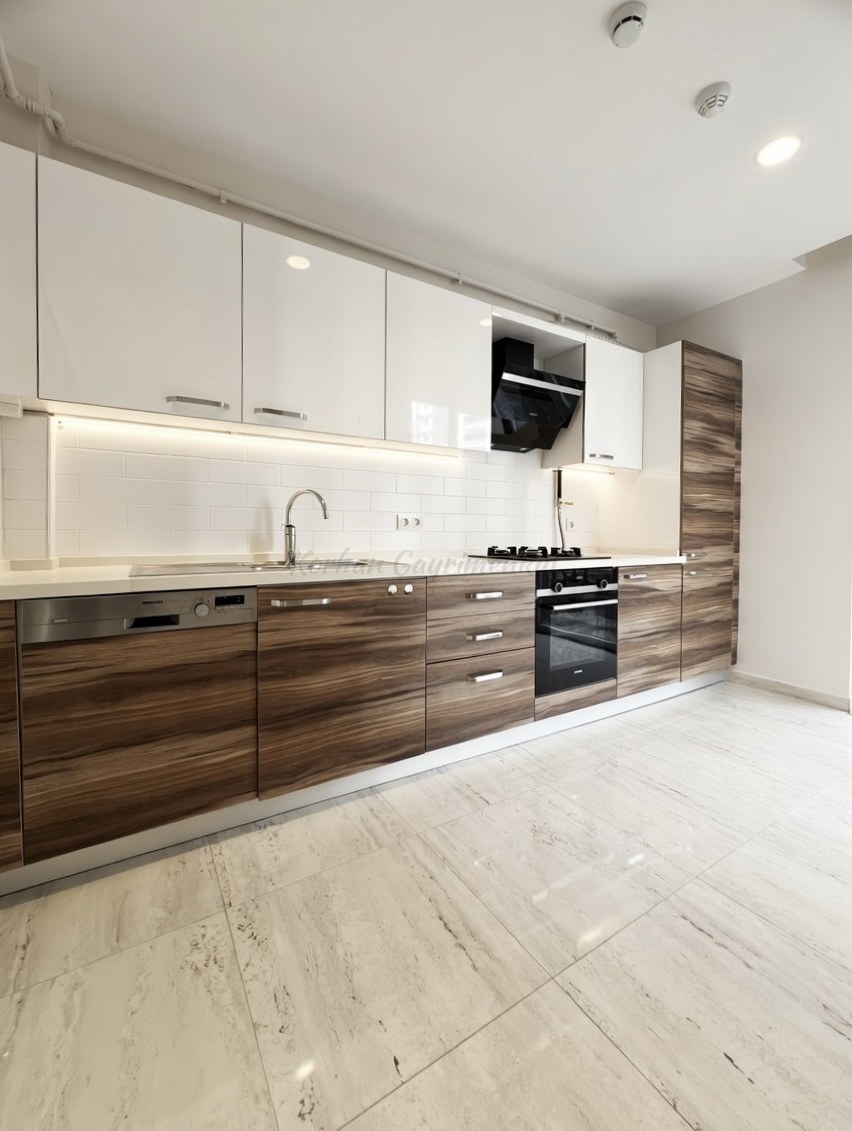 CADDEBOSTAN SAHİLDE CKM'YE KOMŞU BALKONLU 105M2 NET 3+1