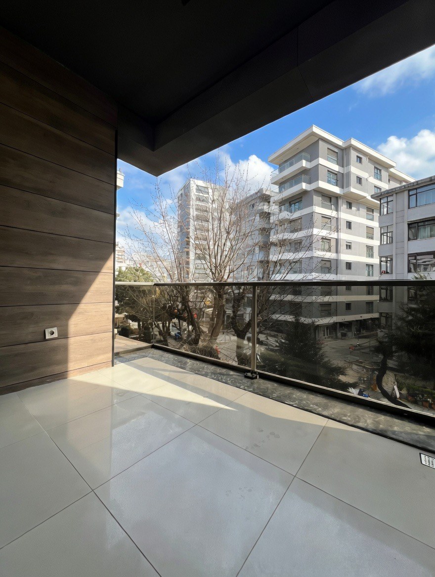 CADDEBOSTAN SAHİLDE CKM'YE KOMŞU BALKONLU 105M2 NET 3+1