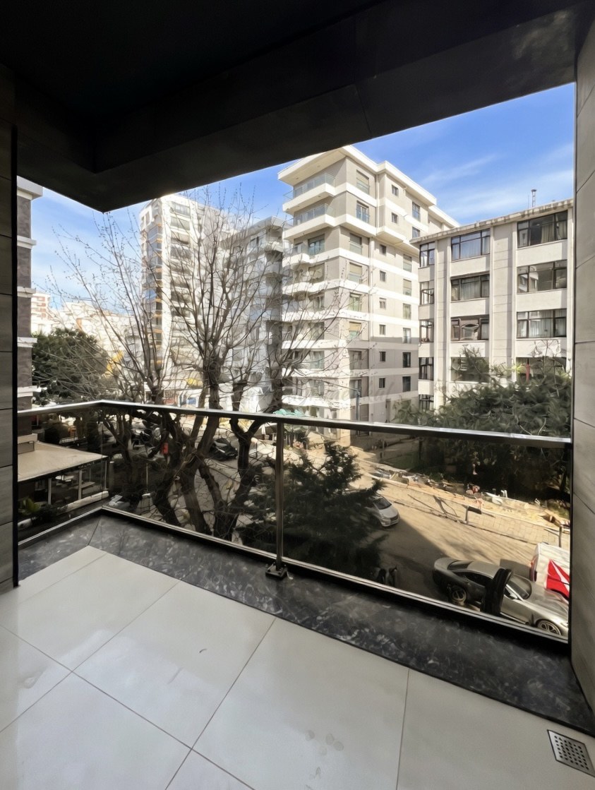 CADDEBOSTAN SAHİLDE CKM'YE KOMŞU BALKONLU 105M2 NET 3+1