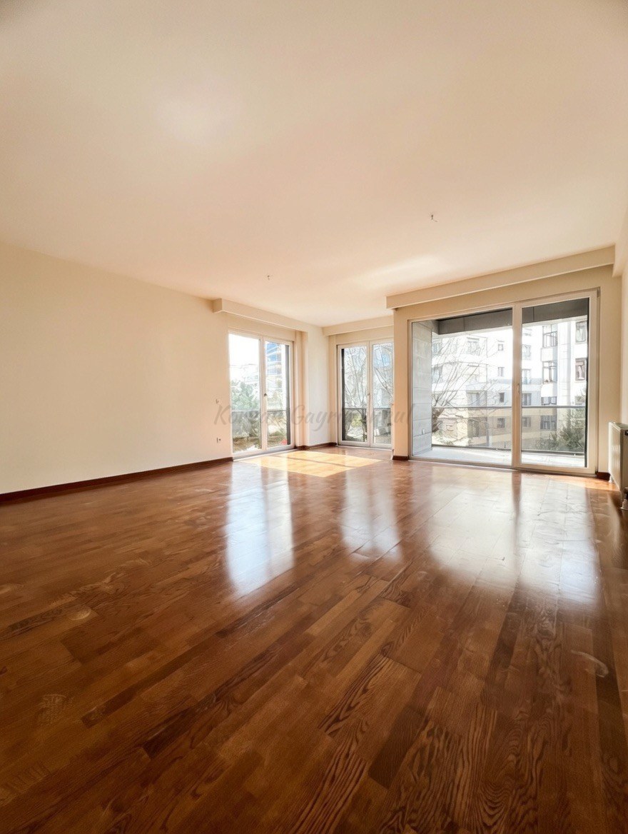 CADDEBOSTAN SAHİLDE CKM'YE KOMŞU BALKONLU 105M2 NET 3+1