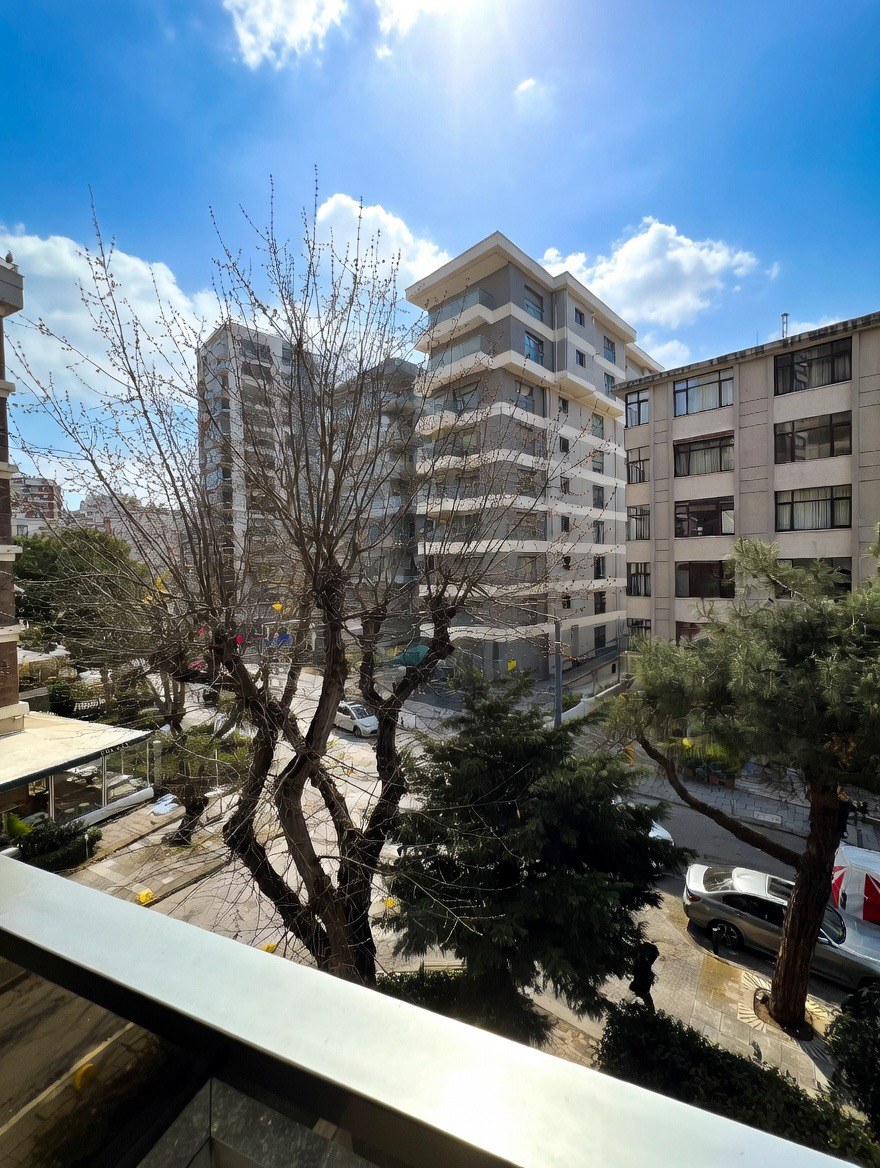 CADDEBOSTAN SAHİLDE CKM'YE KOMŞU BALKONLU 105M2 NET 3+1