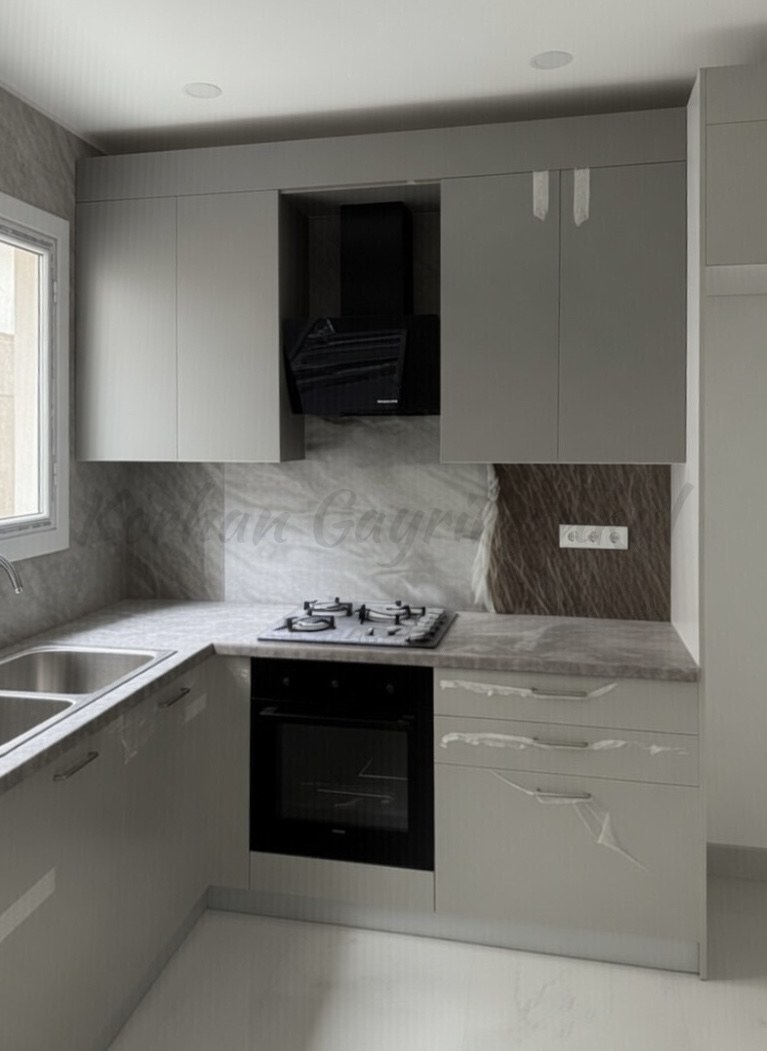 SUADİYE SAHİLDE KISMEN DENİZ GÖRÜR 105M2 NET 3+1 SIFIR