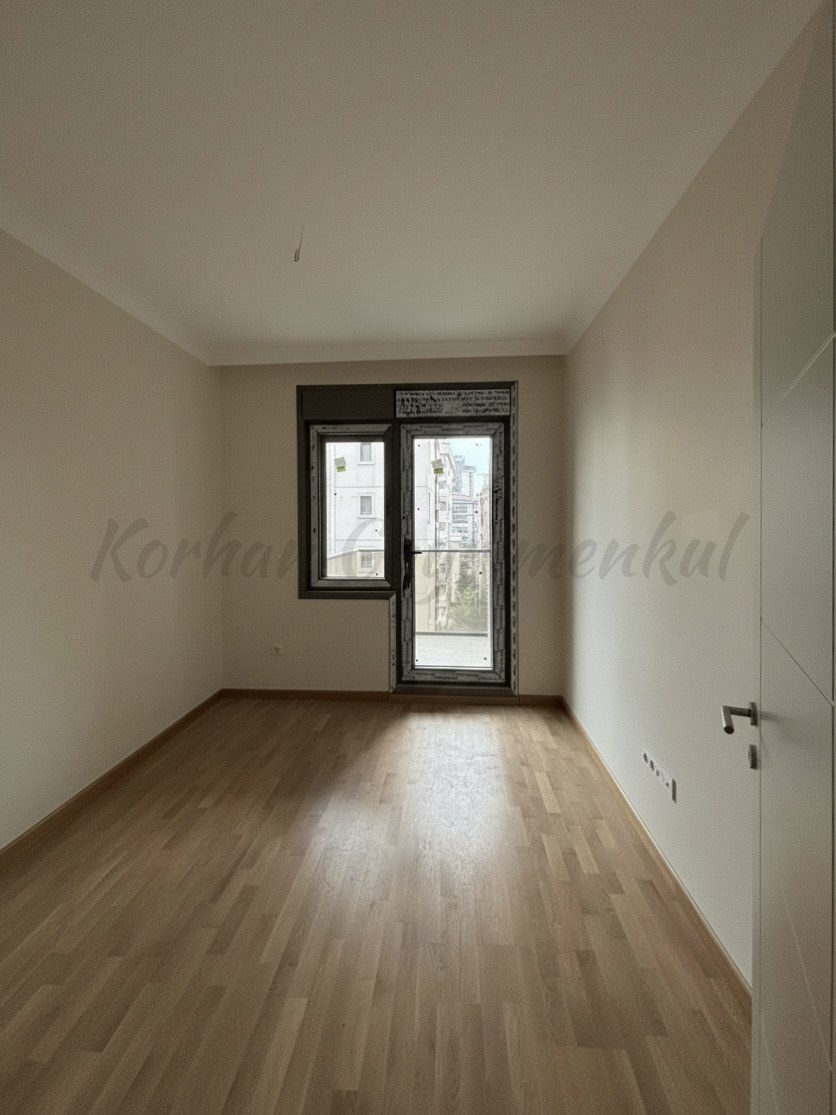 SUADİYE SAHİLDE KISMEN DENİZ GÖRÜR 105M2 NET 3+1 SIFIR