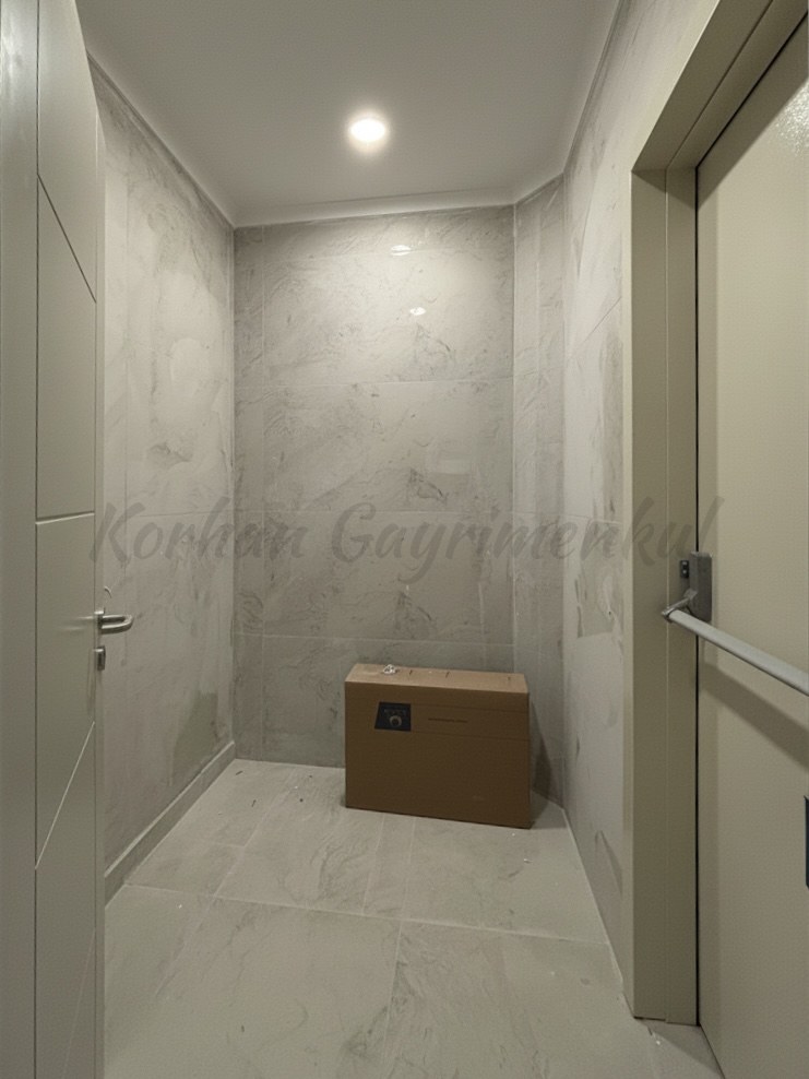 SUADİYE SAHİLDE KISMEN DENİZ GÖRÜR 105M2 NET 3+1 SIFIR