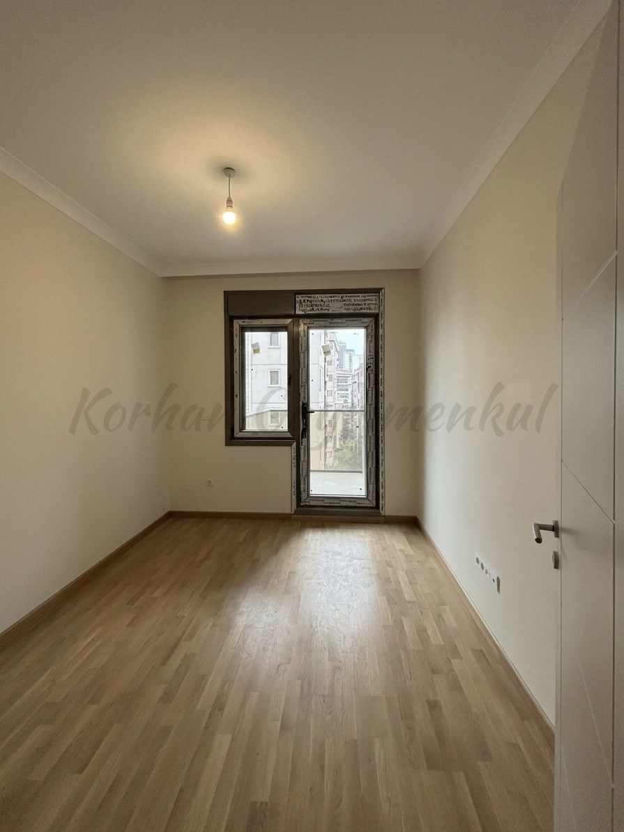 SUADİYE SAHİLDE KISMEN DENİZ GÖRÜR 105M2 NET 3+1 SIFIR