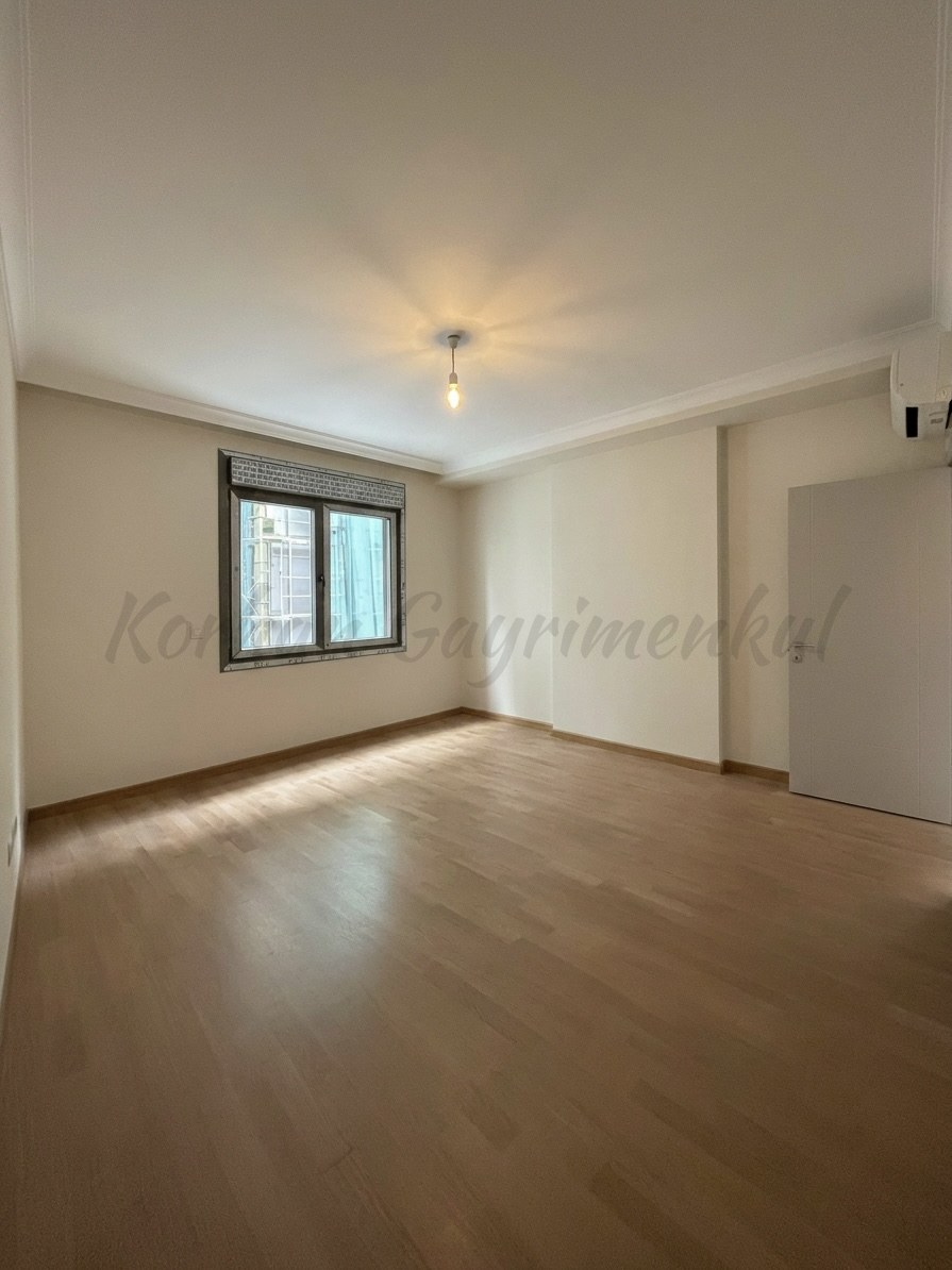 SUADİYE SAHİLDE KISMEN DENİZ GÖRÜR 105M2 NET 3+1 SIFIR