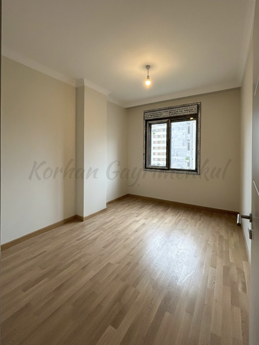 SUADİYE SAHİLDE KISMEN DENİZ GÖRÜR 105M2 NET 3+1 SIFIR