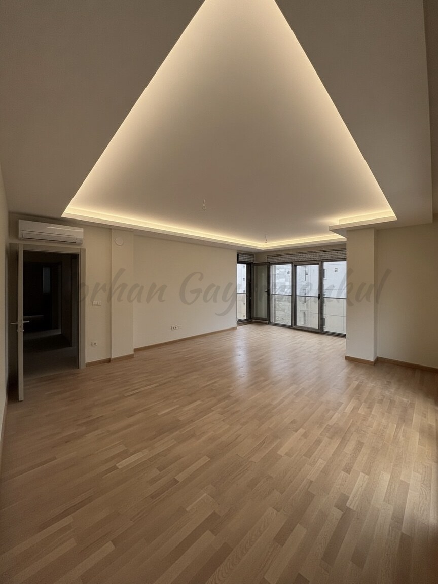 SUADİYE SAHİLDE KISMEN DENİZ GÖRÜR 105M2 NET 3+1 SIFIR