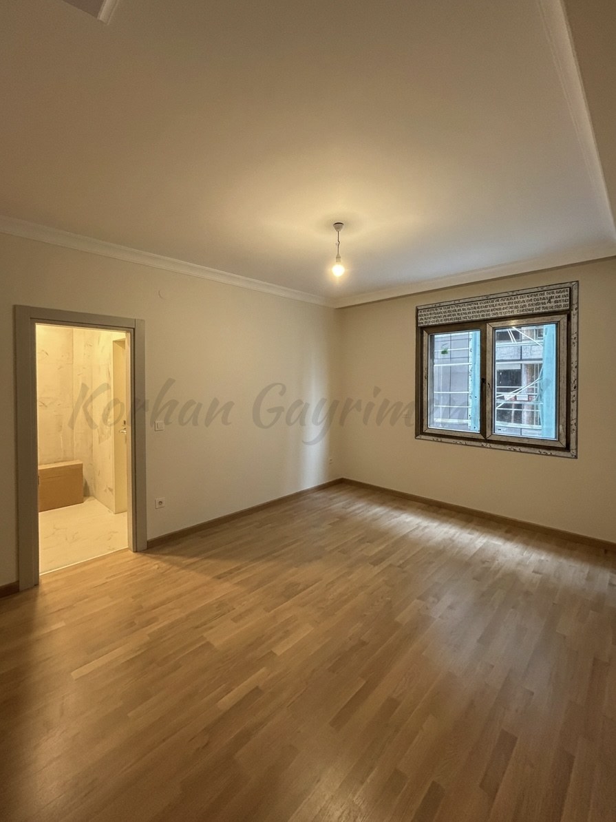 SUADİYE SAHİLDE KISMEN DENİZ GÖRÜR 105M2 NET 3+1 SIFIR