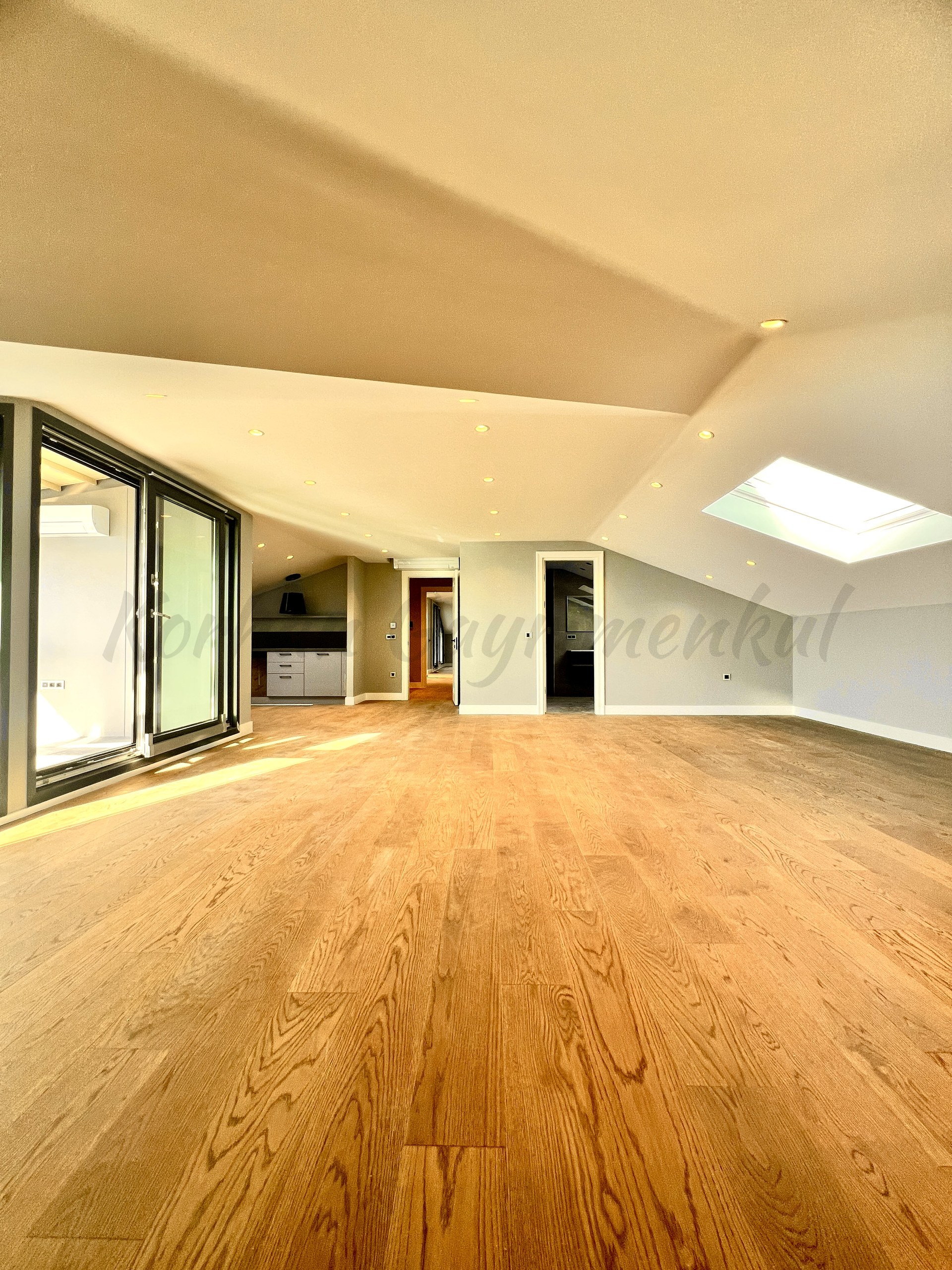 CADDEBOSTAN SAHİLDE DENZ MANZARALI 365m2 5+1 ÇİFT TERASLI DUBLEX