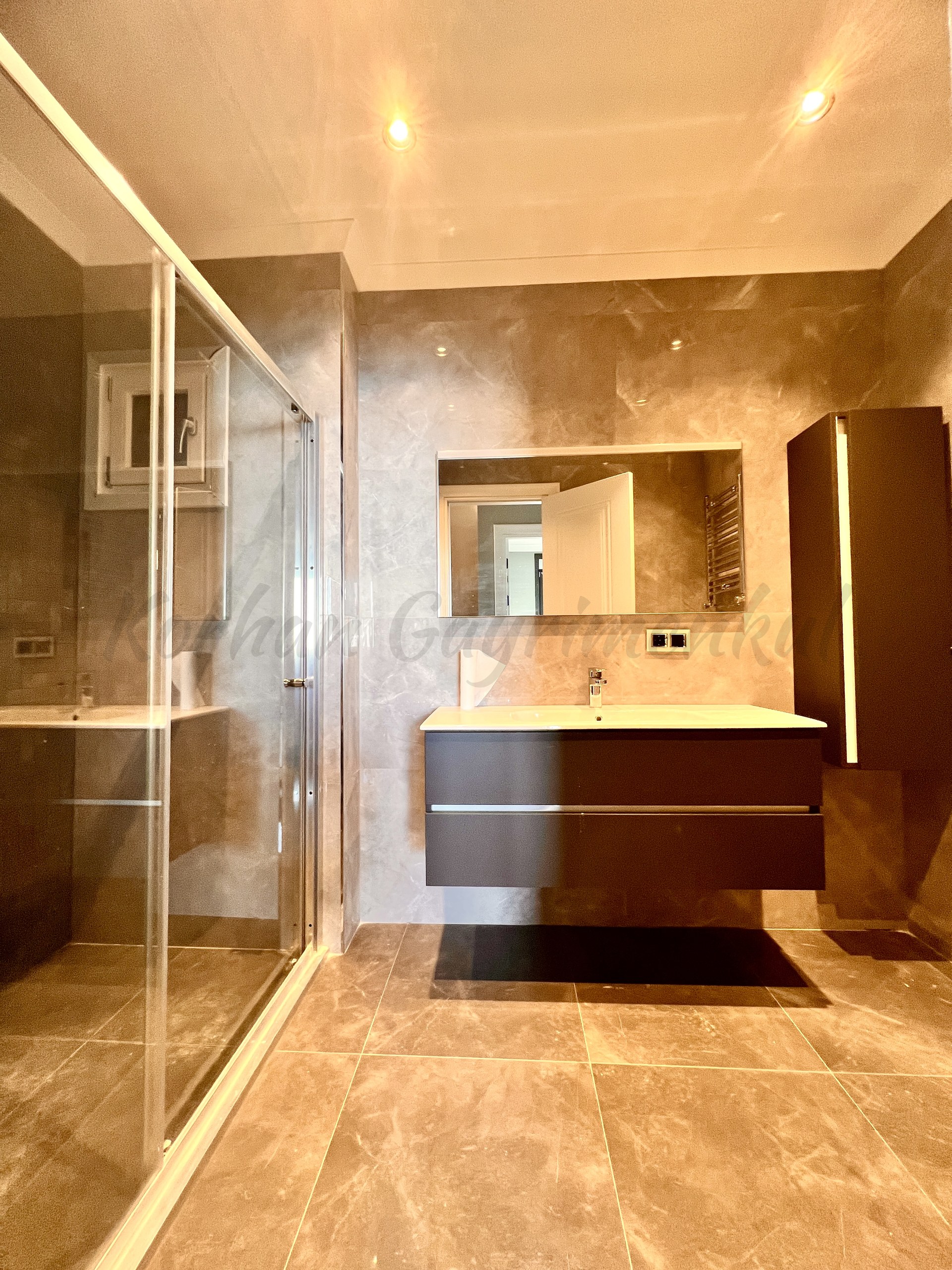 CADDEBOSTAN SAHİLDE DENZ MANZARALI 365m2 5+1 ÇİFT TERASLI DUBLEX