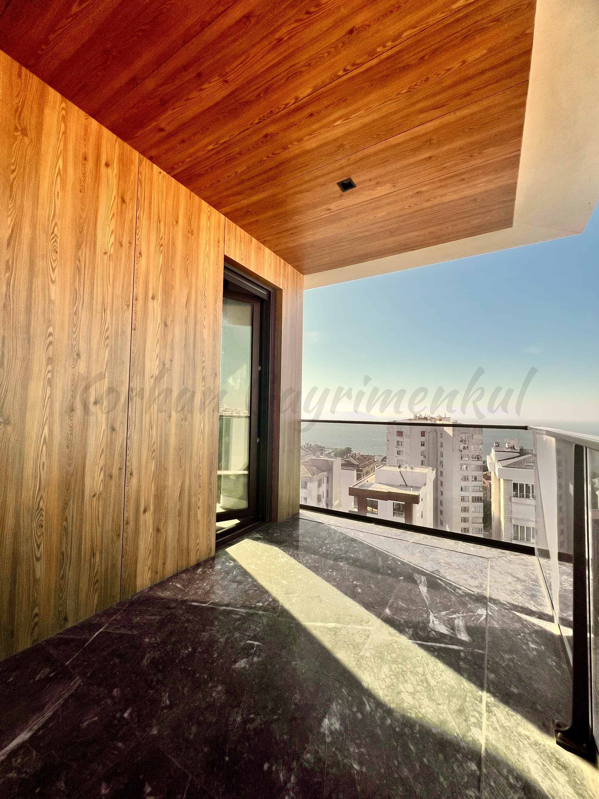 CADDEBOSTAN SAHİLDE DENZ MANZARALI 365m2 5+1 ÇİFT TERASLI DUBLEX
