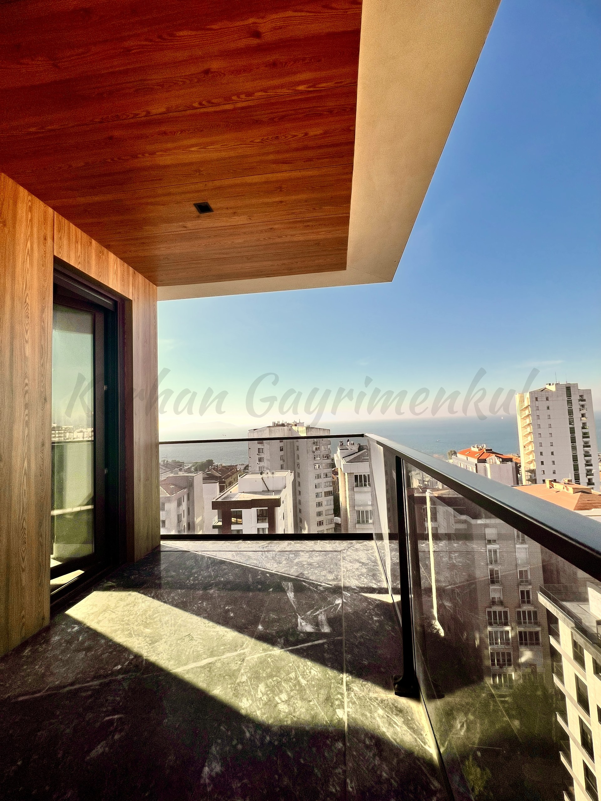 CADDEBOSTAN SAHİLDE DENZ MANZARALI 365m2 5+1 ÇİFT TERASLI DUBLEX