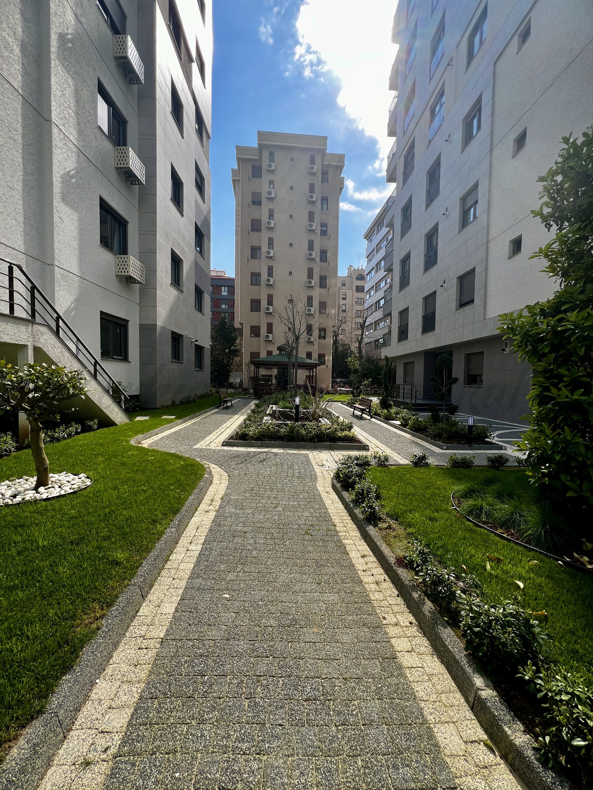 CADDEBOSTAN BAĞDATA ÇOK YAKIN DENİZ MANZARALI 87M2 2+1 BALKONLU SIFIR