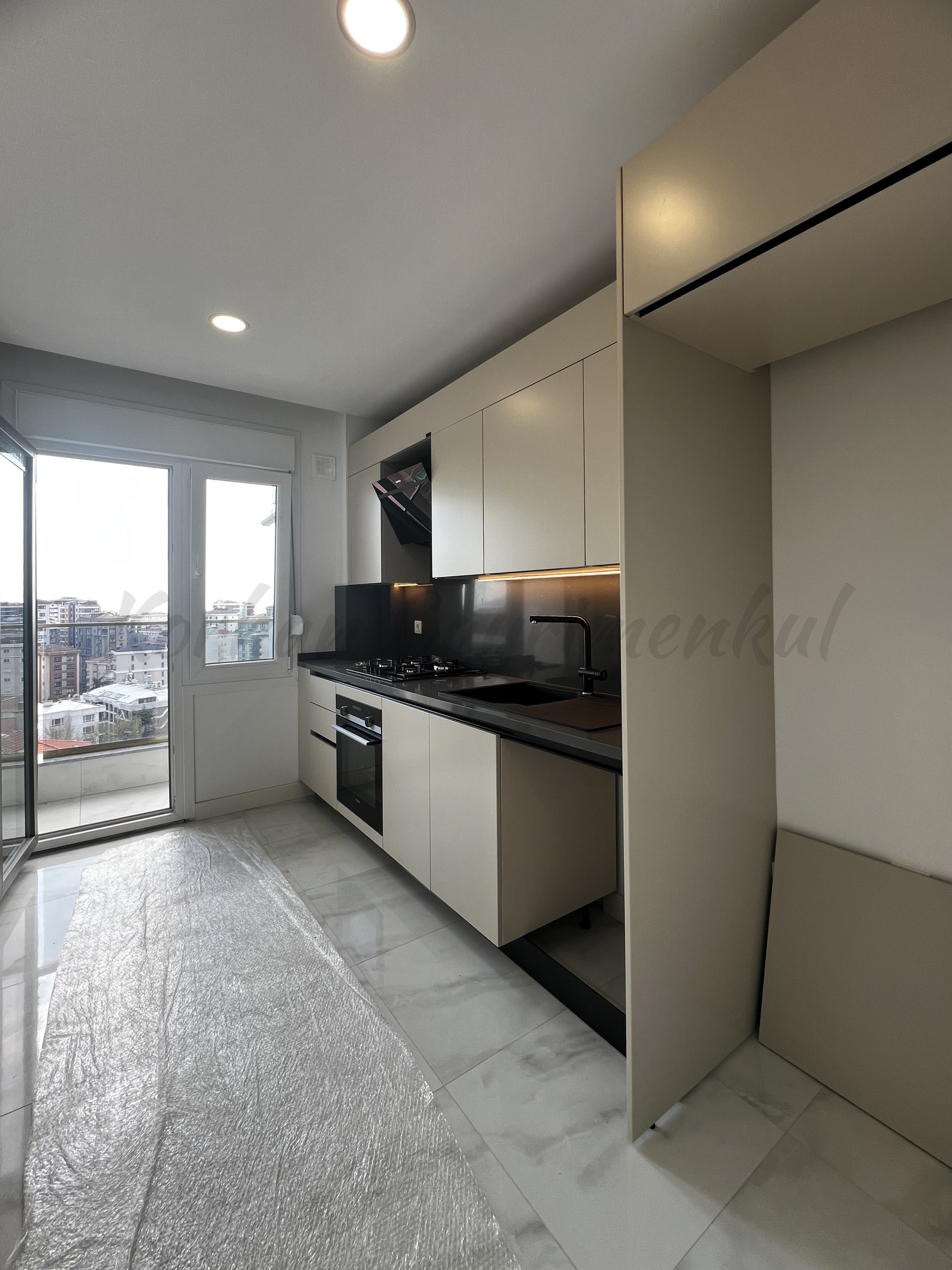 CADDEBOSTAN BAĞDATA ÇOK YAKIN DENİZ MANZARALI 87M2 2+1 BALKONLU SIFIR